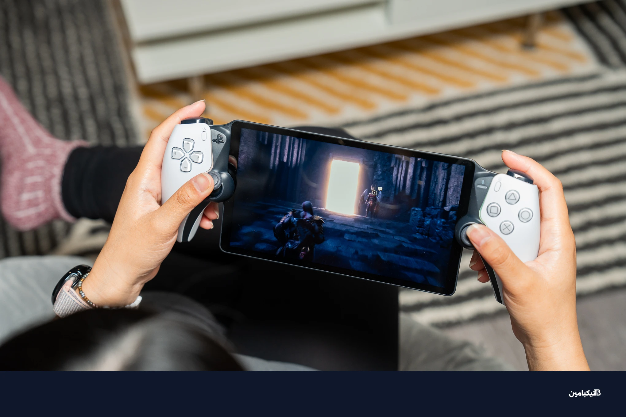 صورة لشخص يحمل جهاز بلايستيشن بورتال