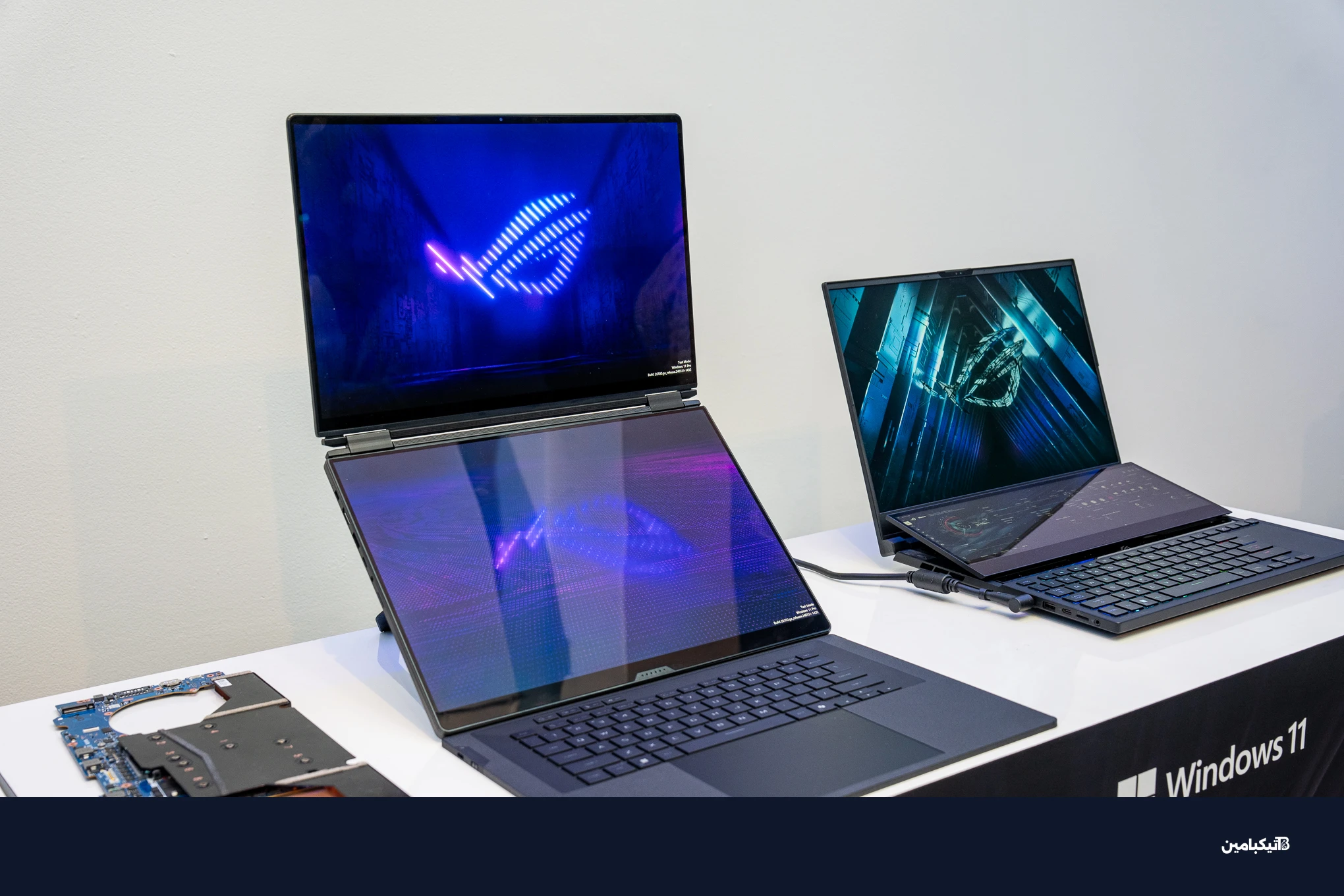 الجهاز الجديد (في المنتصف) بجانب سابقه