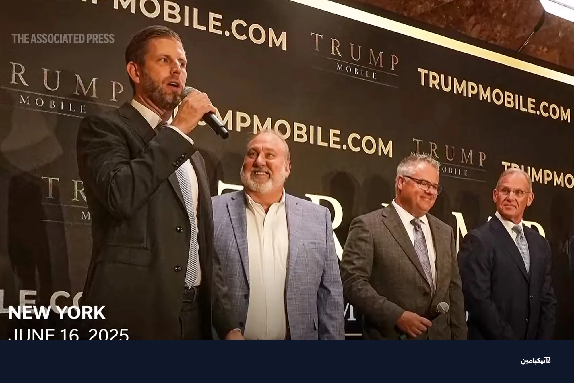 صورة إريك ترامب ودون هندريكسون وإريك توماس وبات أوبراين أمام لافتة ترامب موبايل