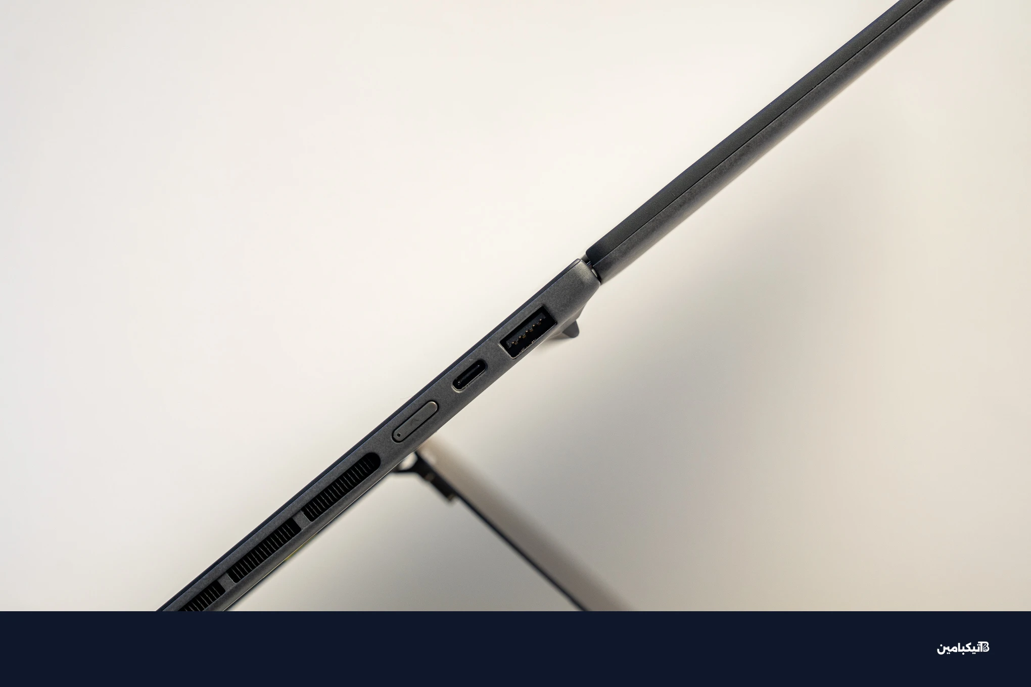 نظرة على المنافذ الجانبية وزر الطاقة الجديد