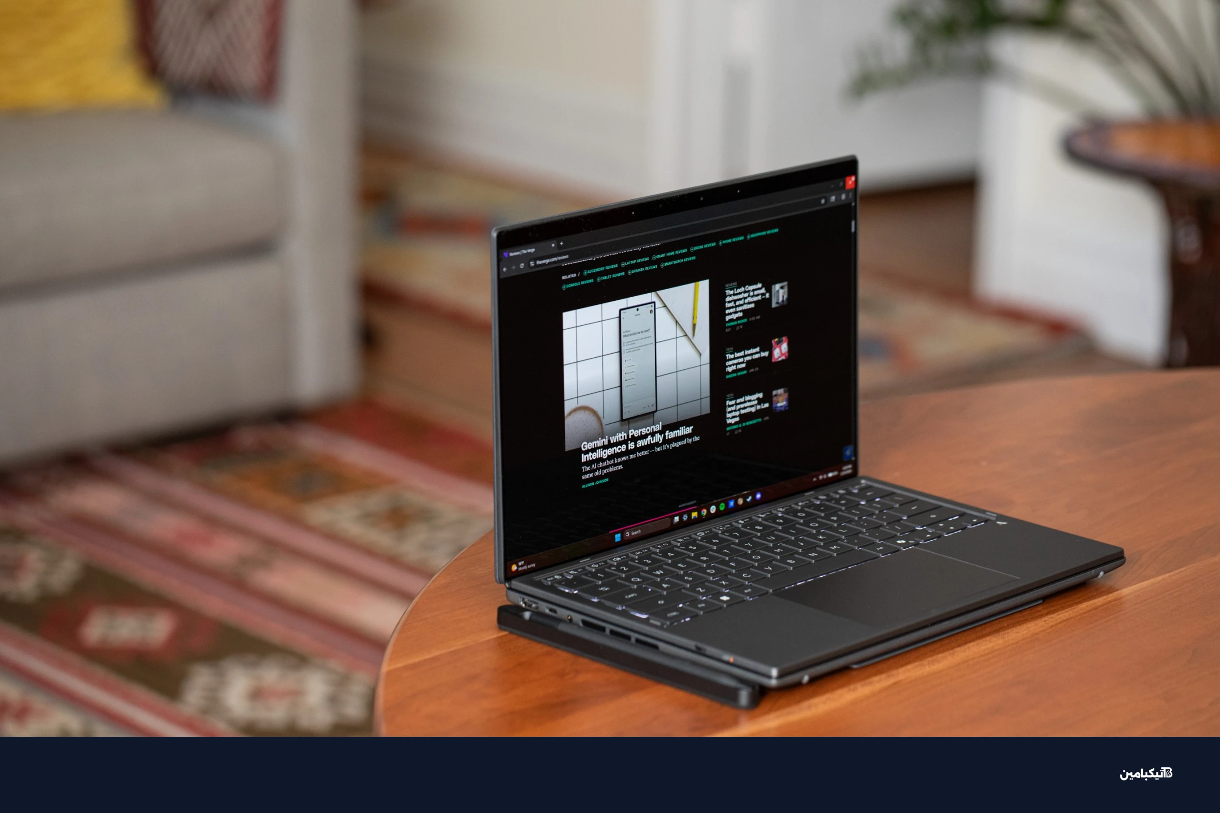 لوحة المفاتيح القابلة للفصل موضوعة أمام الجهاز
