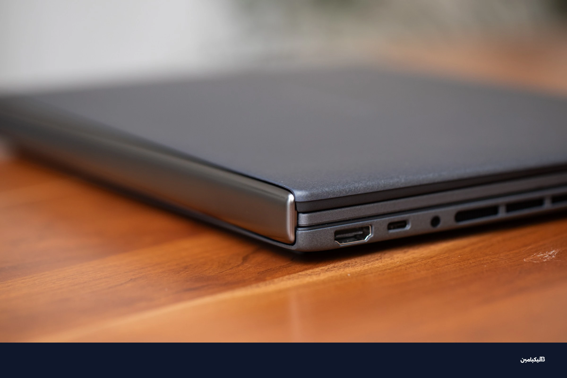 الجهاز يبدو سميكاً نسبياً ولكنه لا يزال عملياً