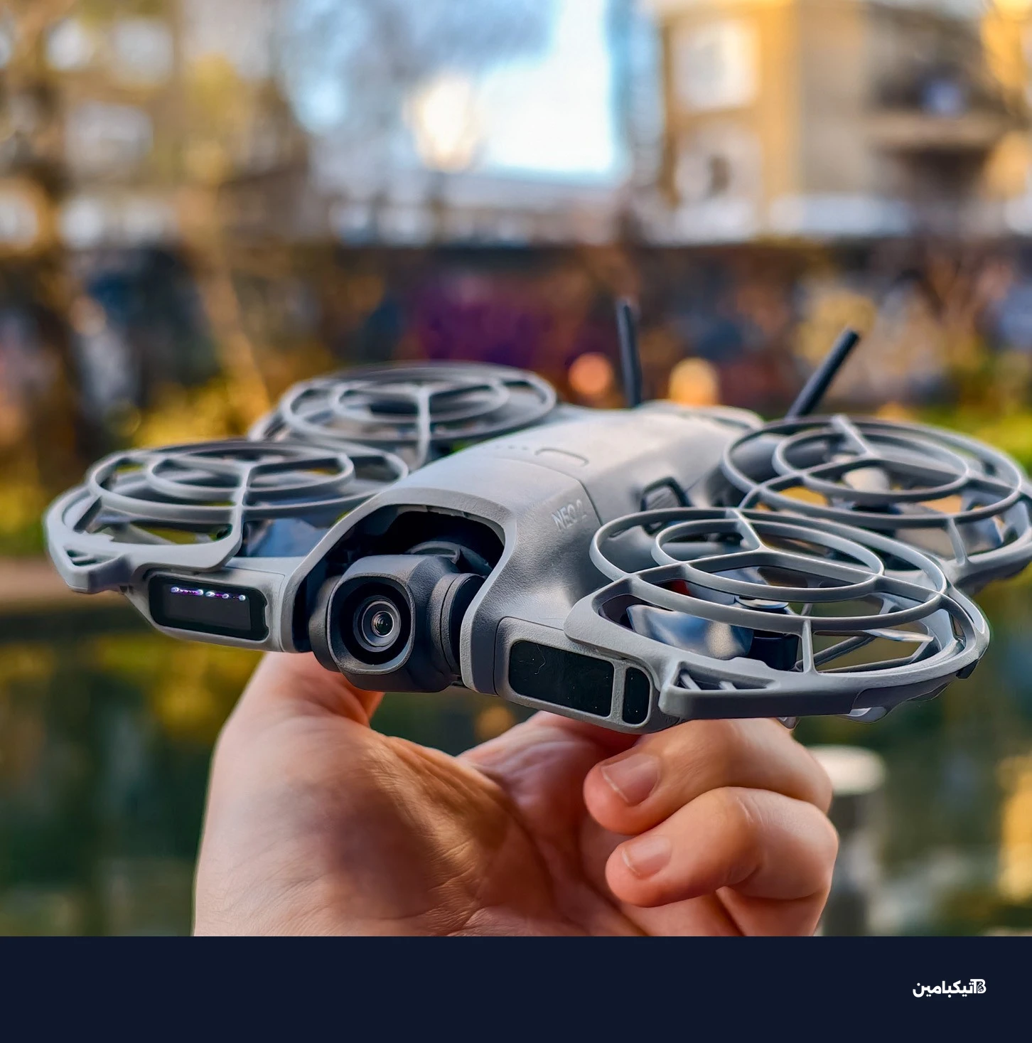 صورة لطائرة دي جي آي نيو 2 محمولة باليد أمام قناة مائية