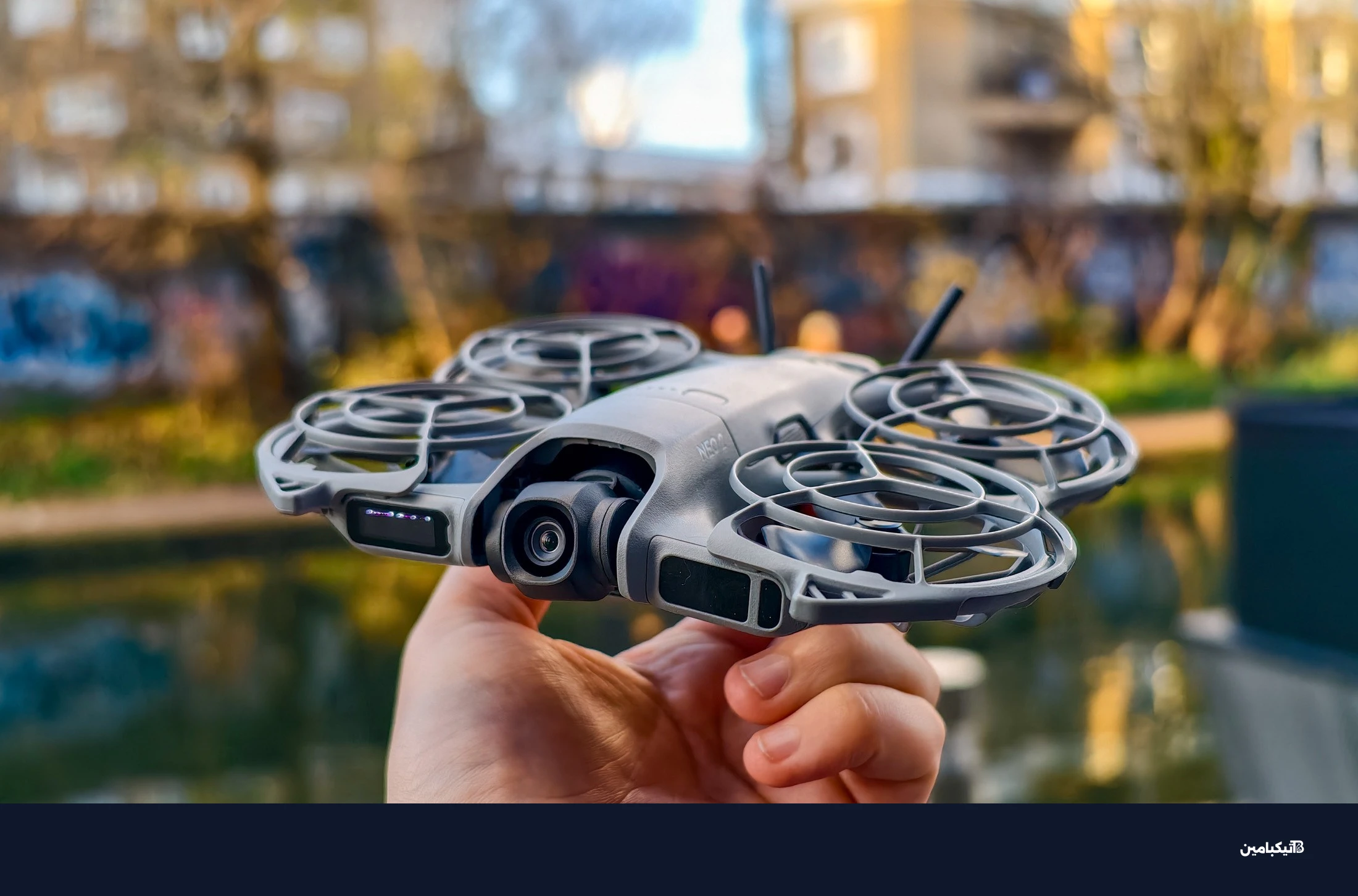 صورة مقربة لطائرة دي جي آي نيو 2 محمولة باليد