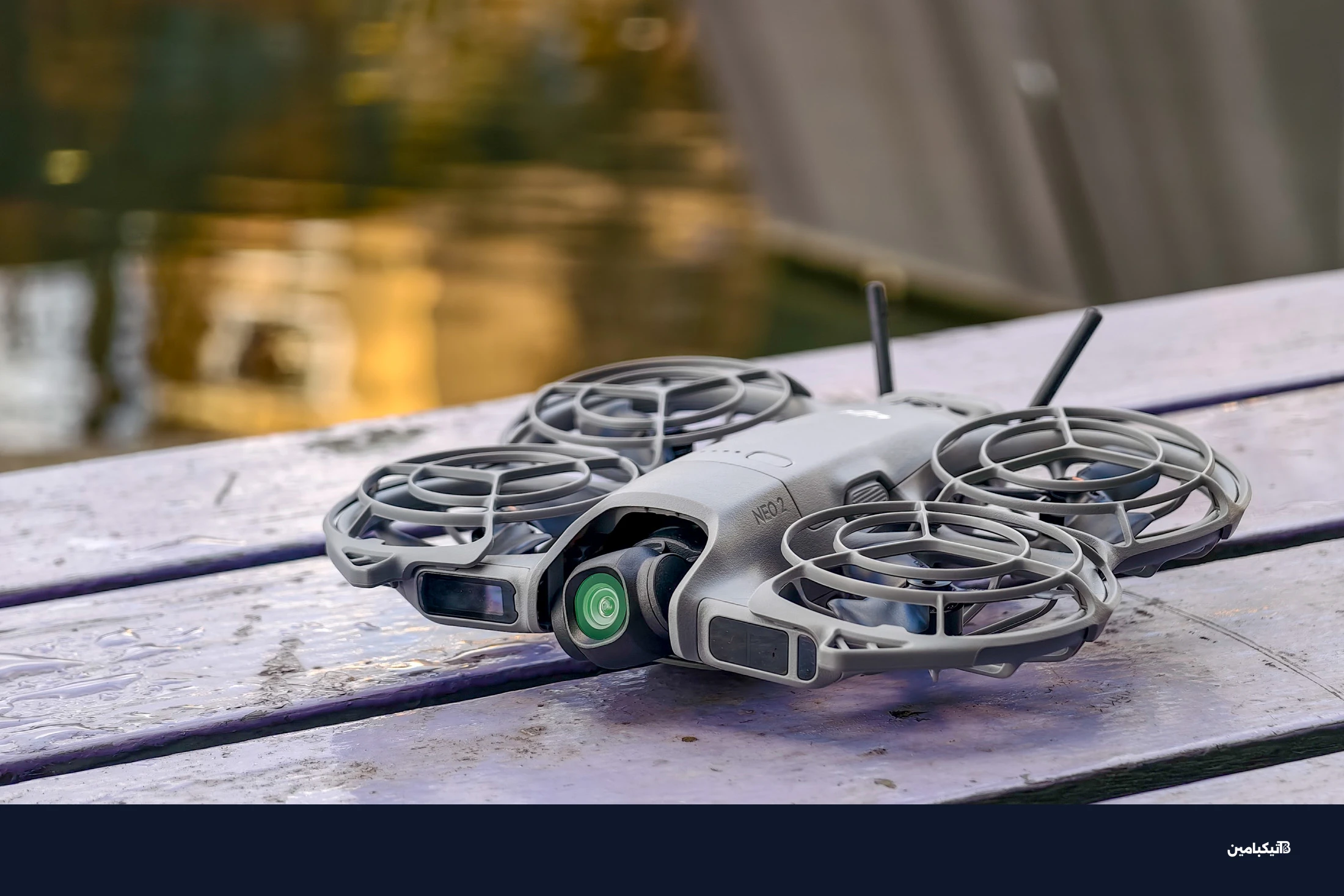 صورة لطائرة دي جي آي نيو 2 جالسة على طاولة أرجوانية