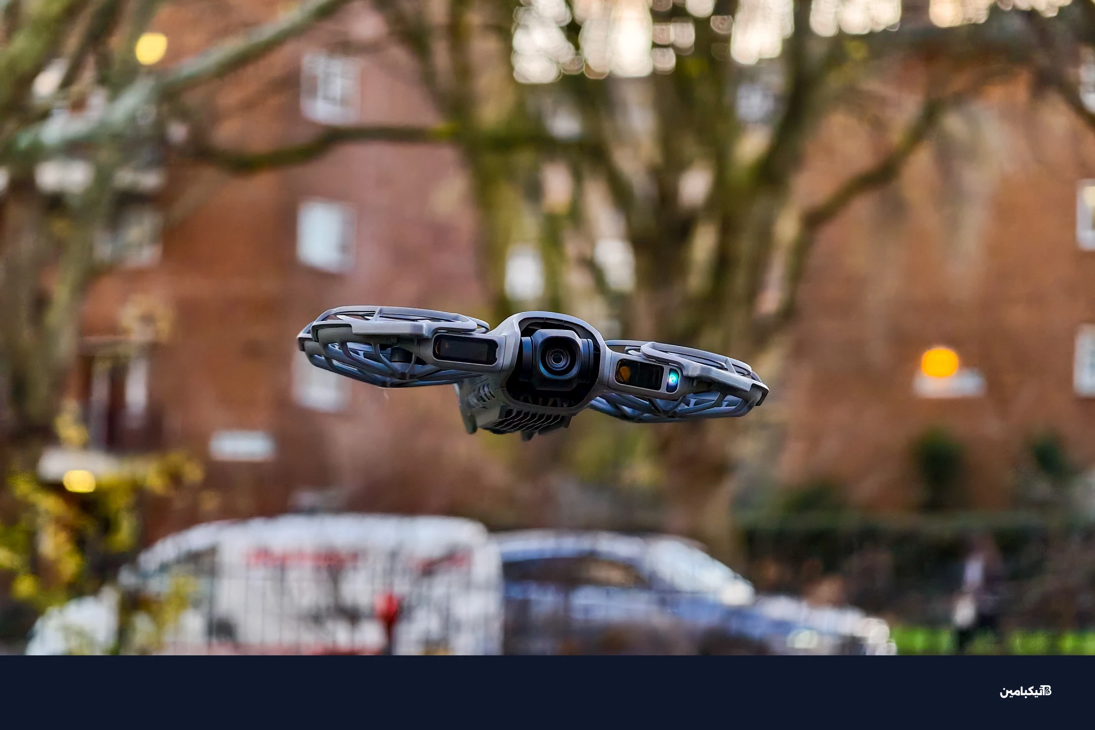 صورة لطائرة دي جي آي نيو 2 تحلق أمام طريق