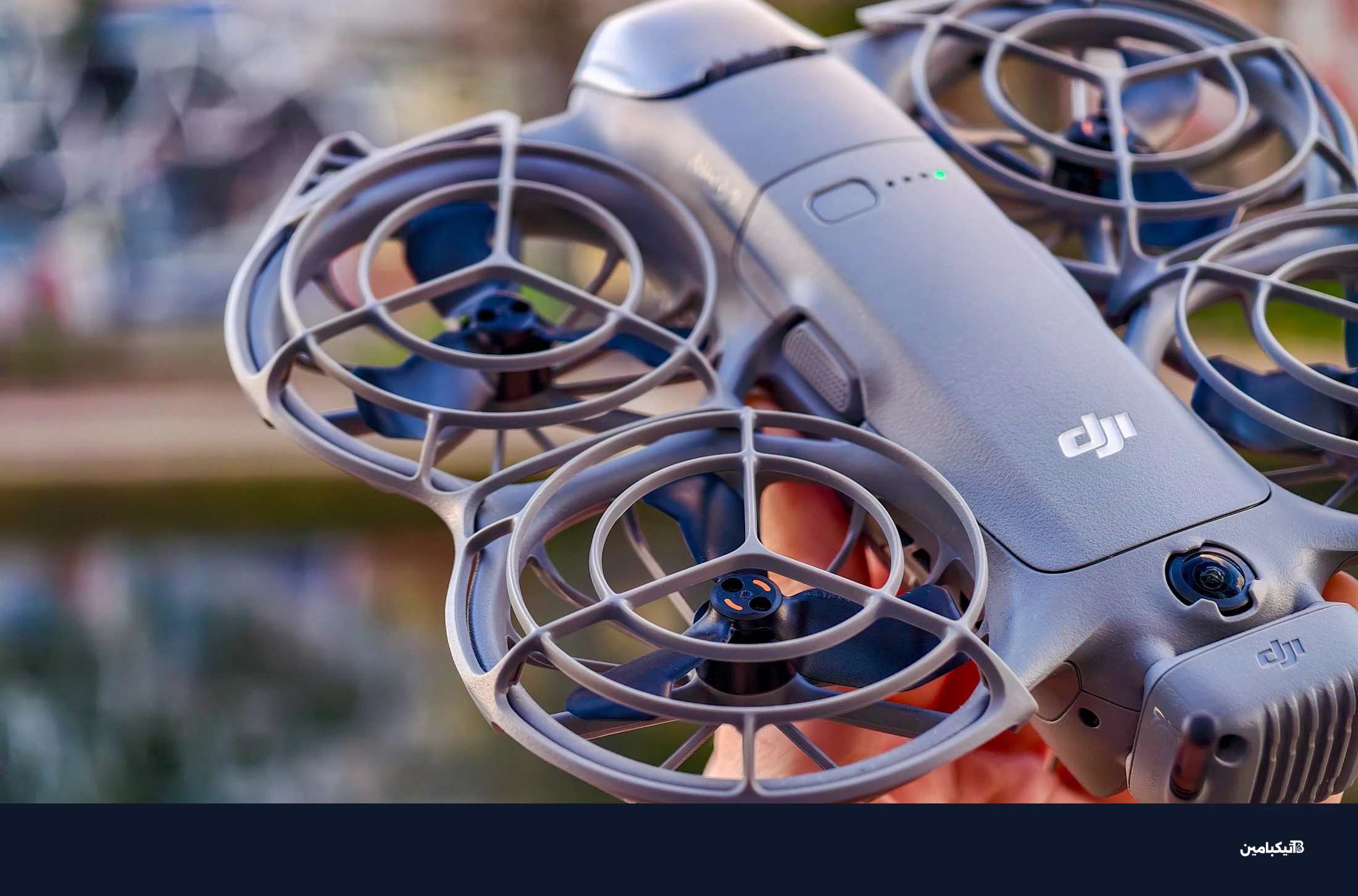 صورة لطائرة دي جي آي نيو 2 محمولة باليد وتظهر المراوح