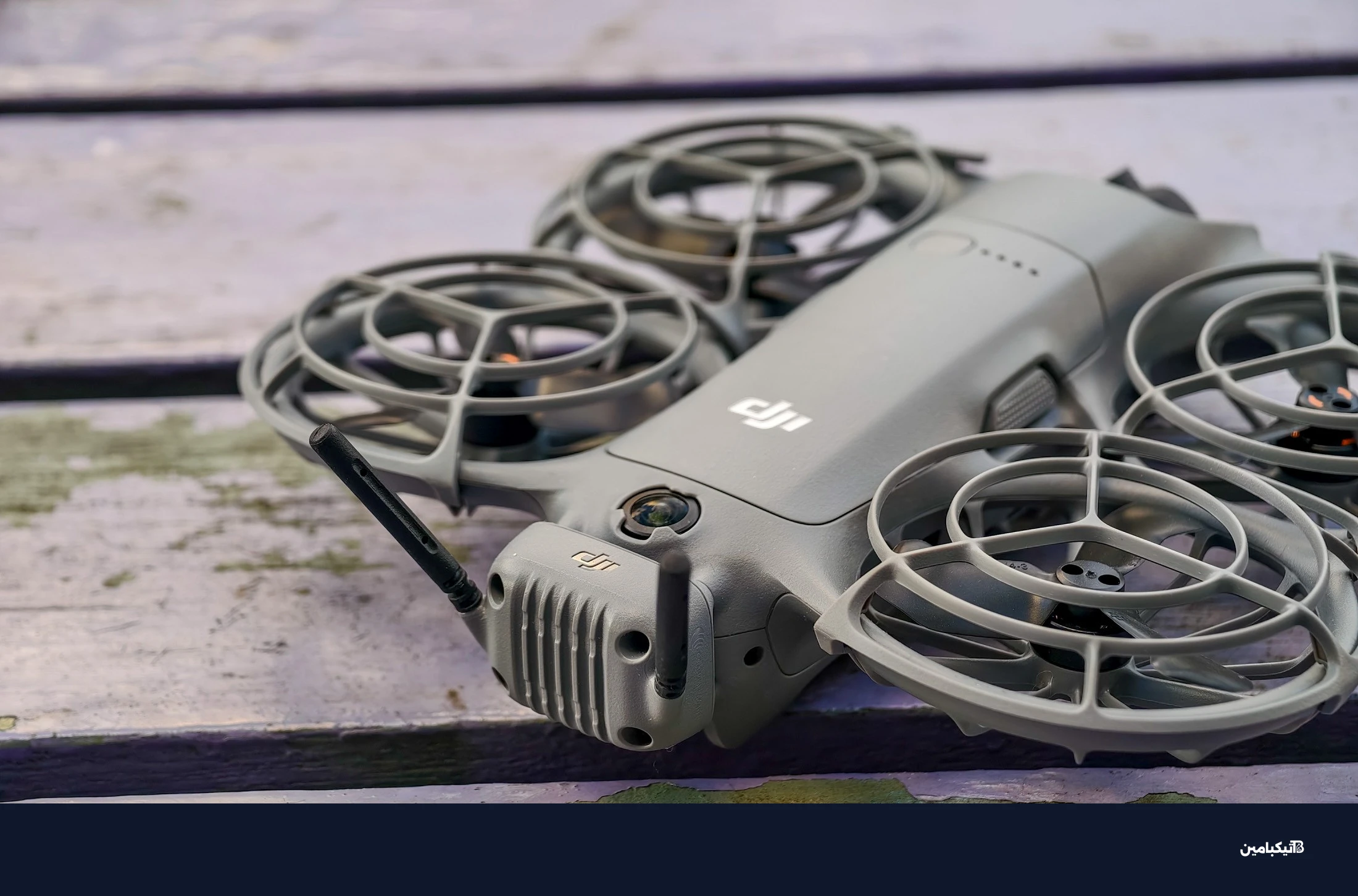 صورة لطائرة دي جي آي نيو 2 على طاولة أرجوانية تظهر جهاز الإرسال والاستقبال