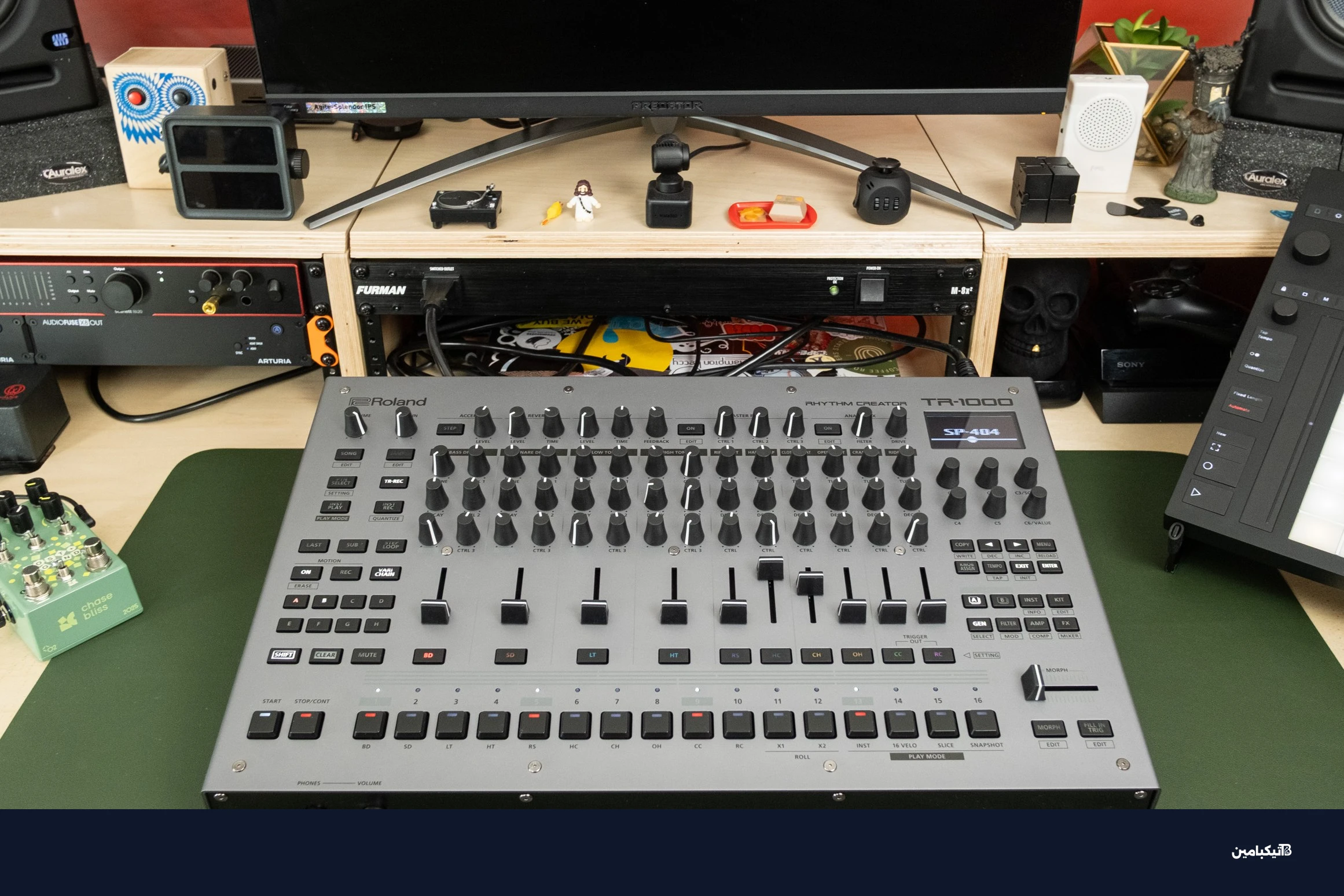 لقطة مقربة لواجهة جهاز رولاند TR-1000 تظهر المفاتيح والشاشة