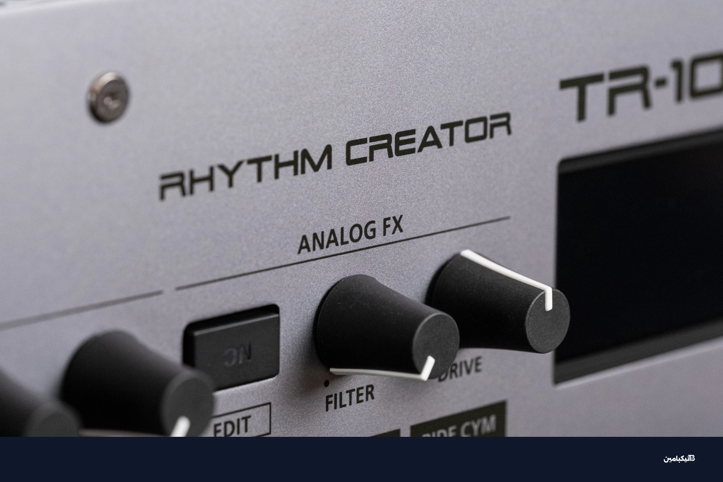 قسم المؤثرات التناظرية في واجهة رولاند TR-1000 الأمامية