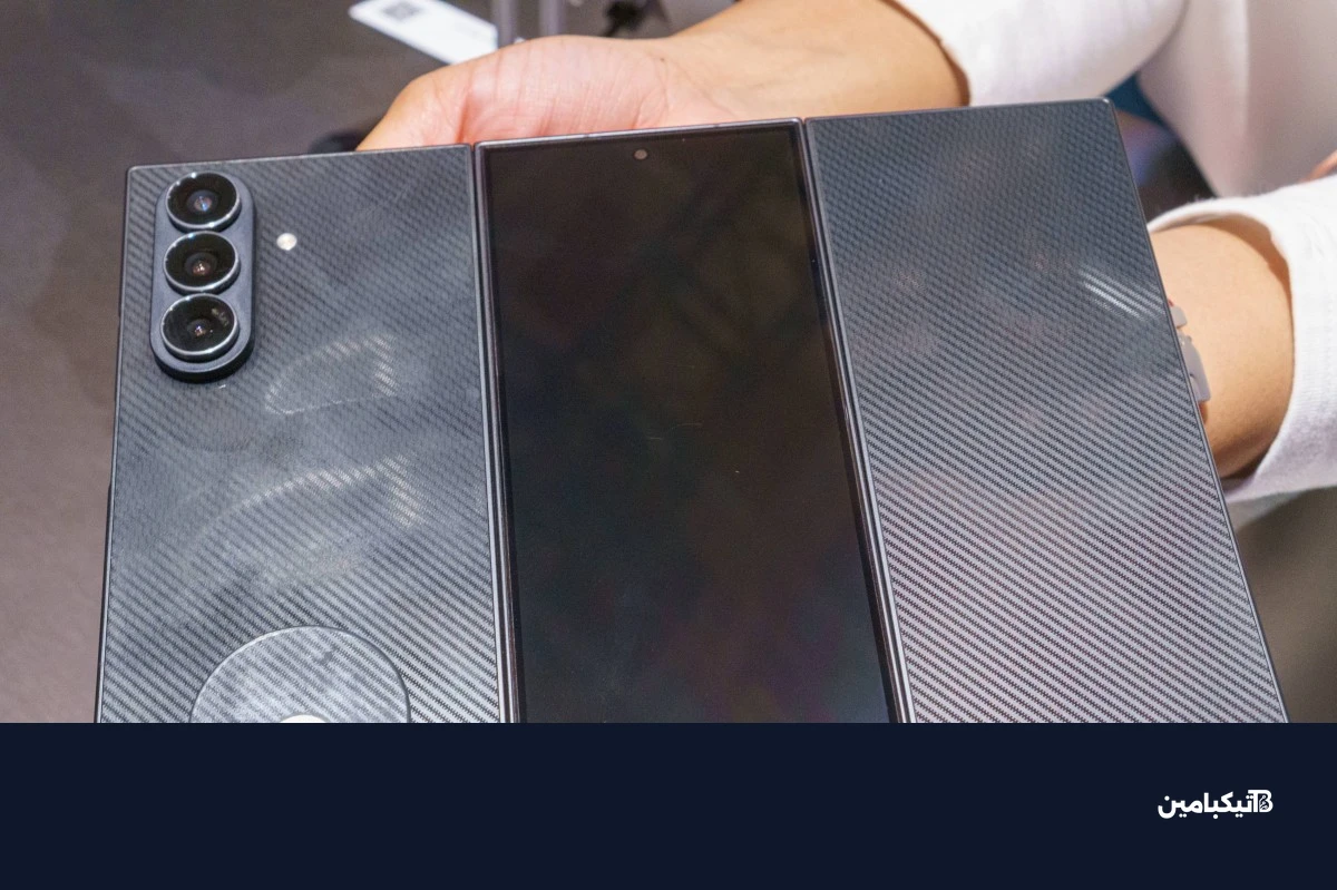 تصميم الظهر وملمس ألياف الكربون في سامسونج Z TriFold