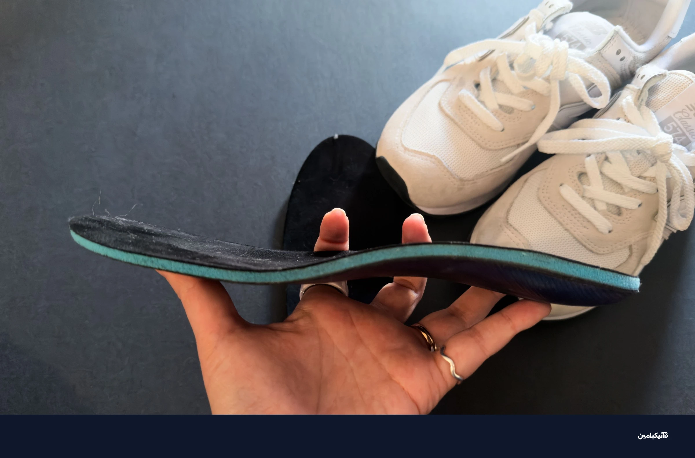 صورة جانبية لنعال Groov مع أحذية رياضية