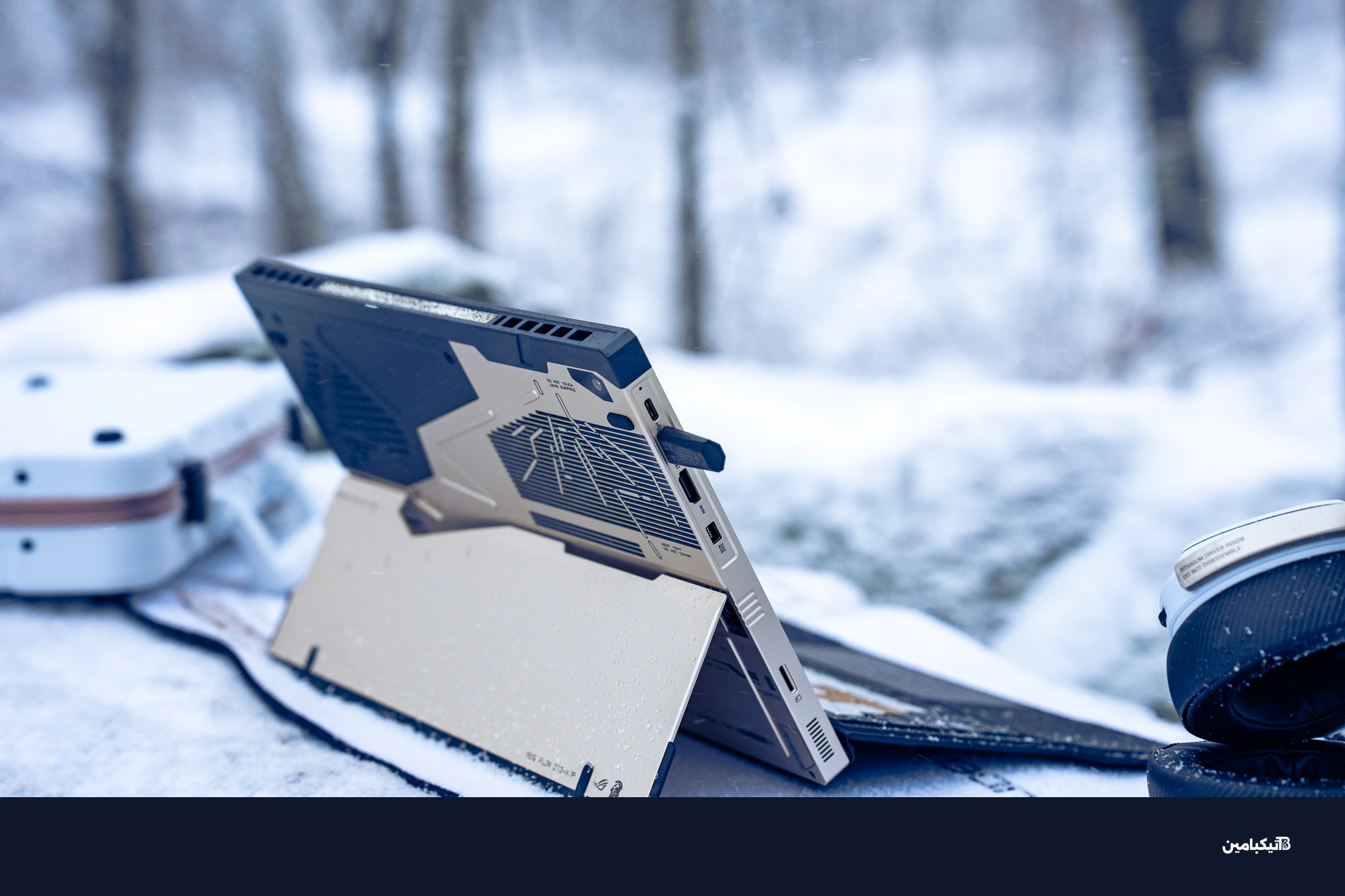 التصميم باللونين الذهبي والأسود يبدو مذهلاً