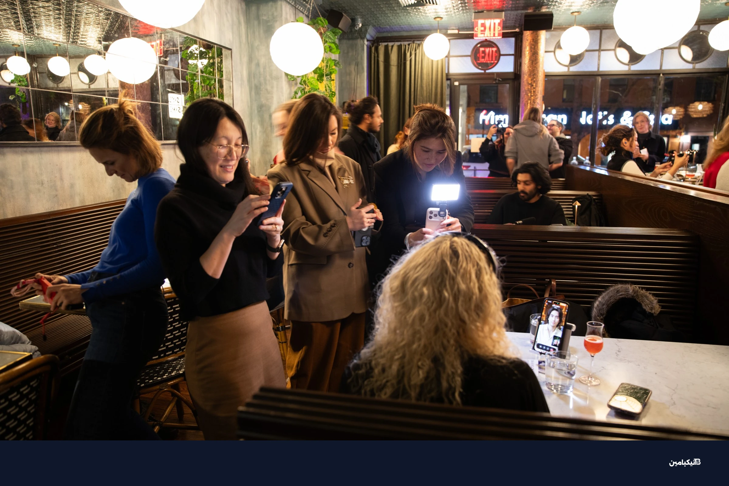 صحفيون ومصورون يحيطون بسيدة تقوم بتجربة مواعدة الذكاء الاصطناعي