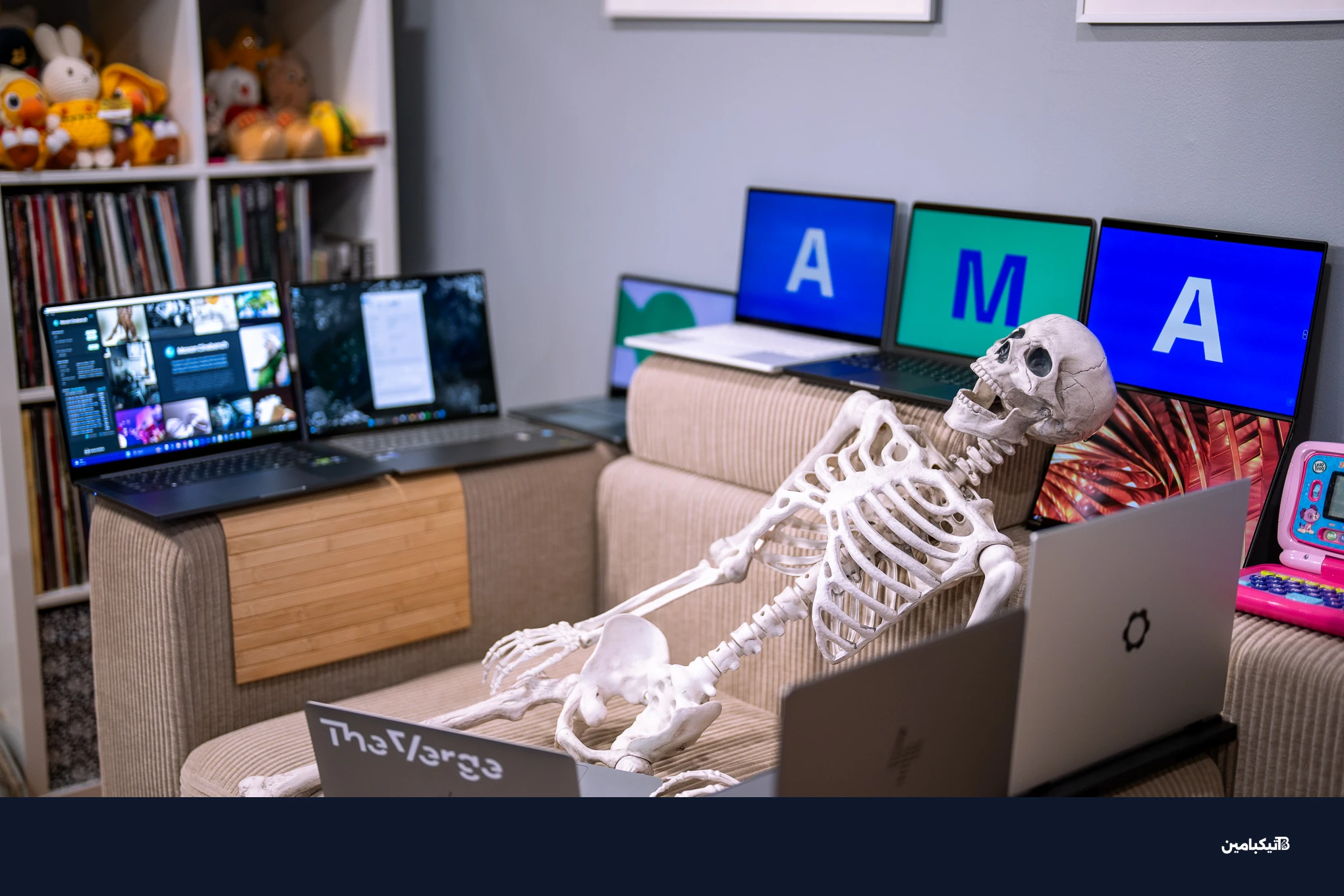 أنطونيو دي بينيديتو يراجع اللابتوبات في مكتبه