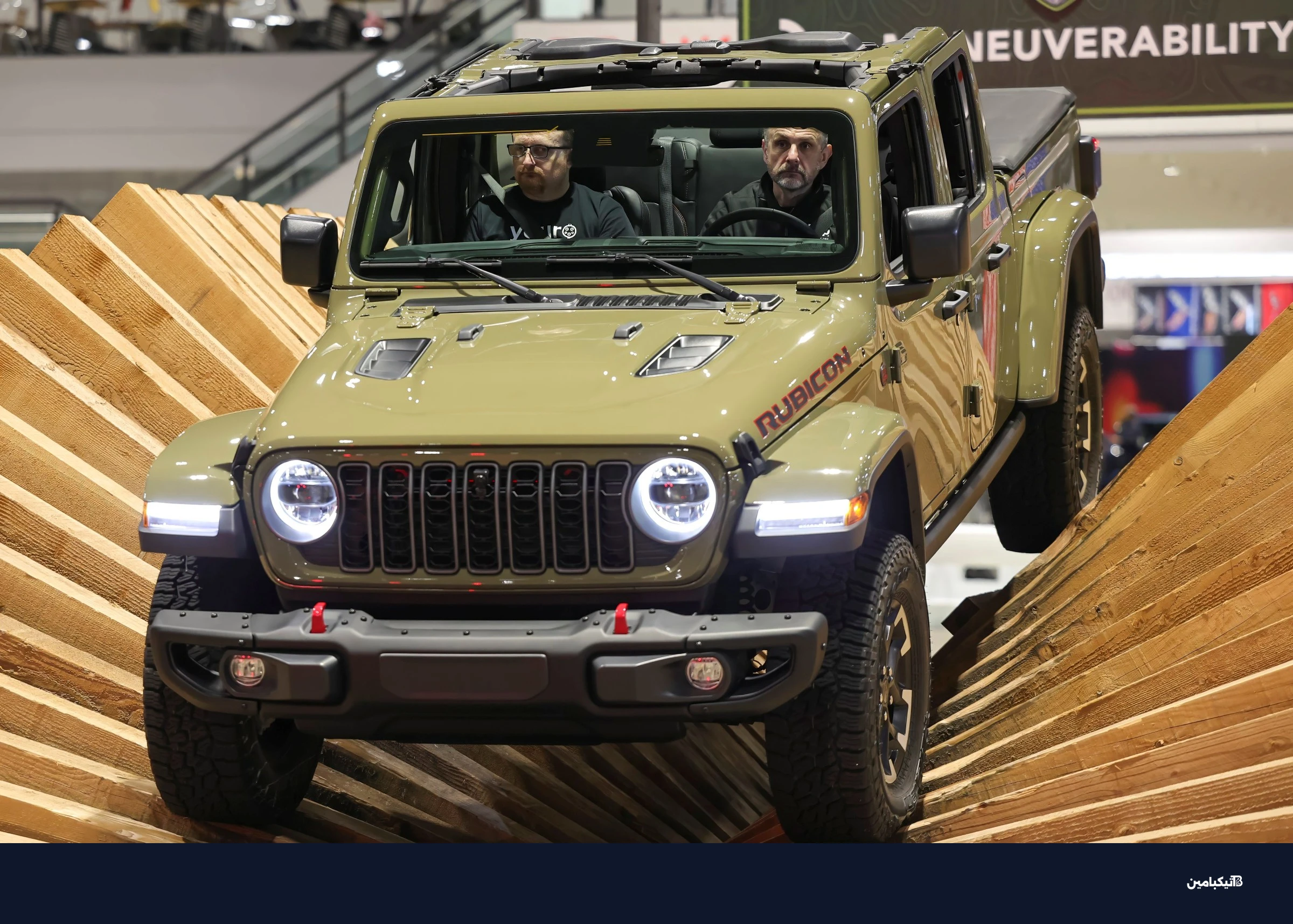 سائق من ستيلانتس يأخذ صحفياً في جولة بسيارة جيب جلاديتور روبيكون 2026 خلال معرض شيكاغو للسيارات