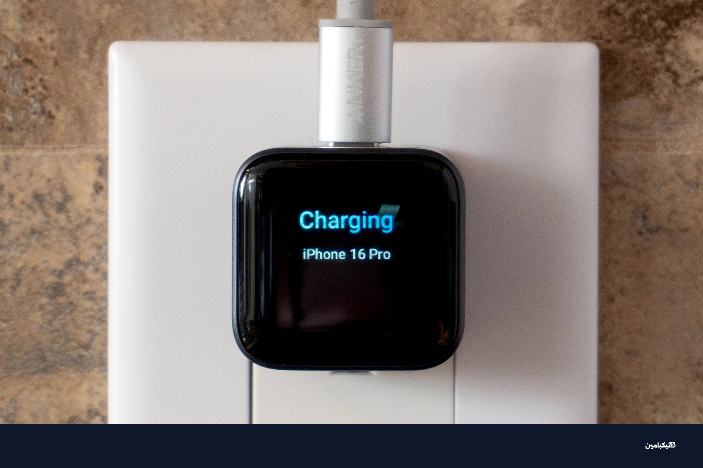 صورة مقربة لشاشة شاحن أنكر نانو موصول بمقبس الحائط.