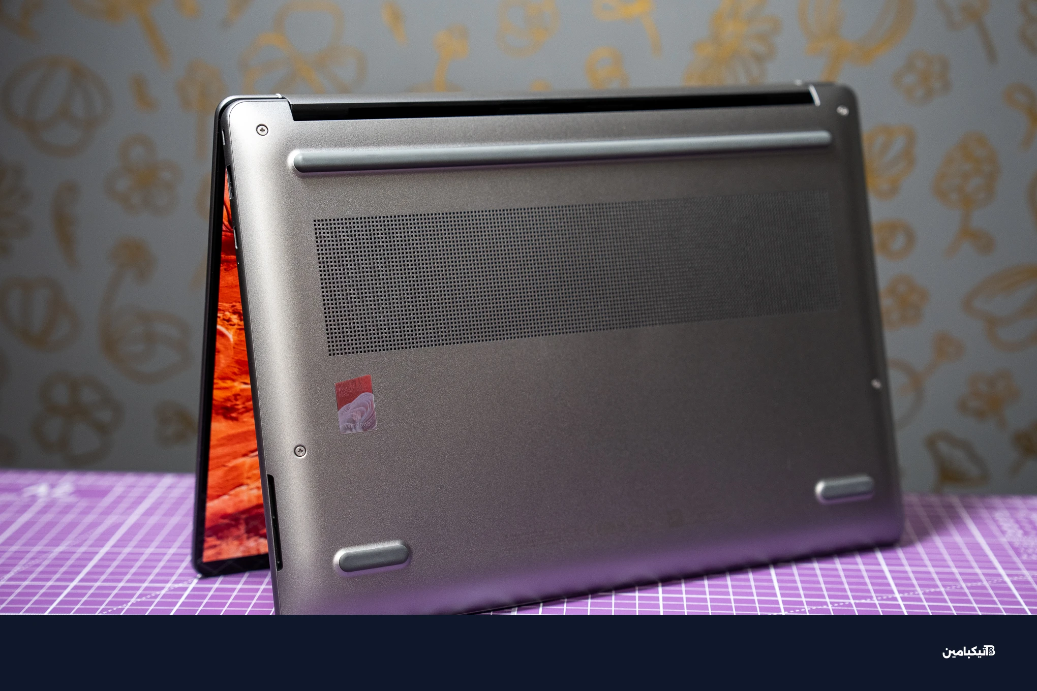 الملصق الوحيد الموجود في الأسفل