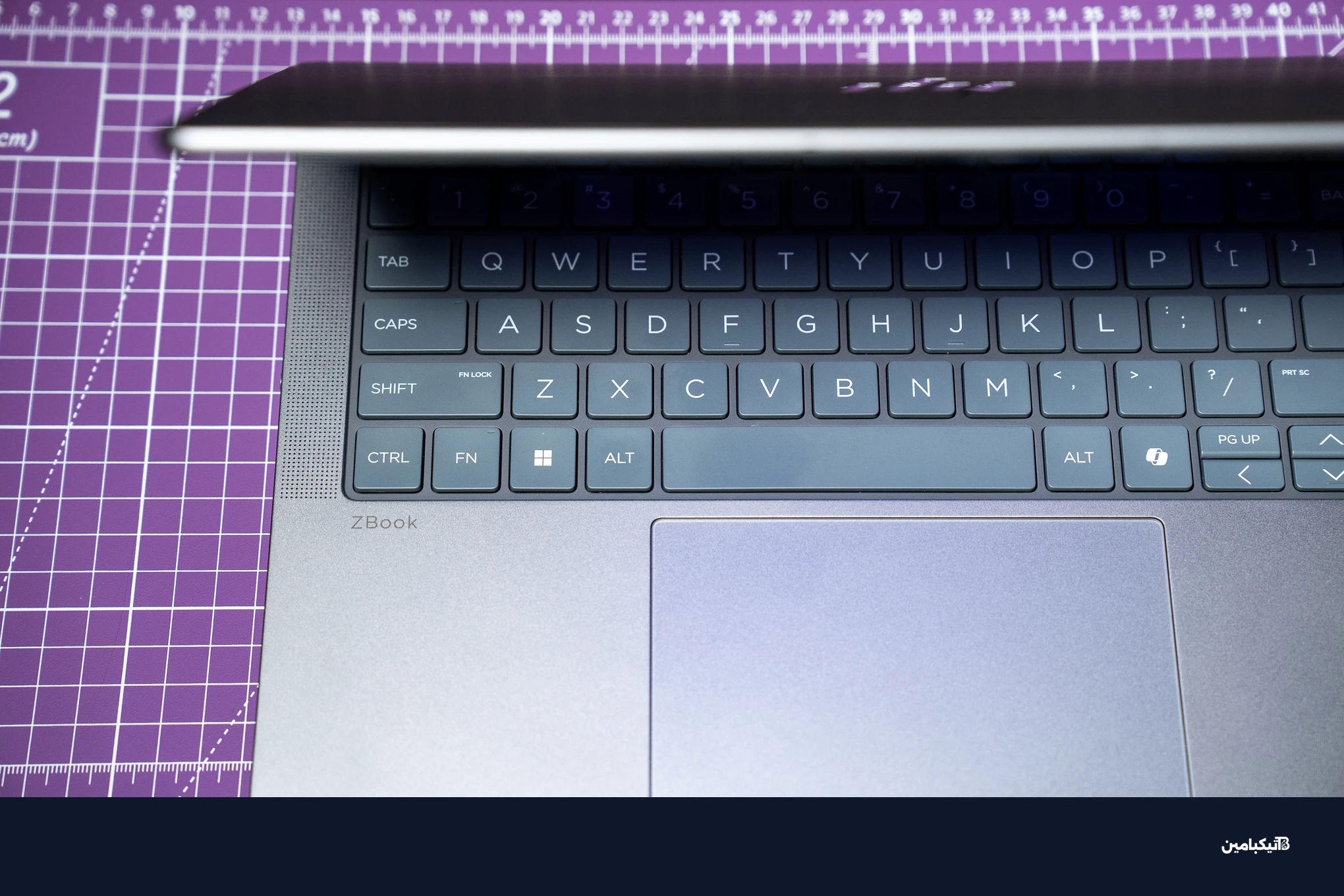 تصميم أنيق وخالٍ من الملصقات القبيحة تقريبًا