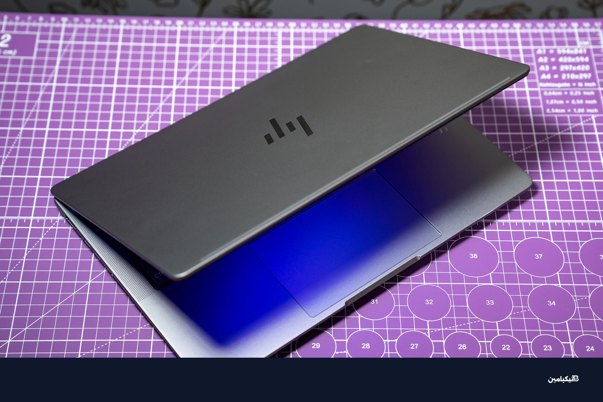 شعار HP الأنيق على الغطاء