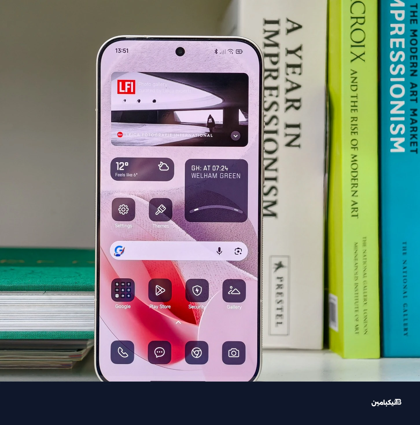 هاتف شاومي Leica Leitzphone على رف كتب