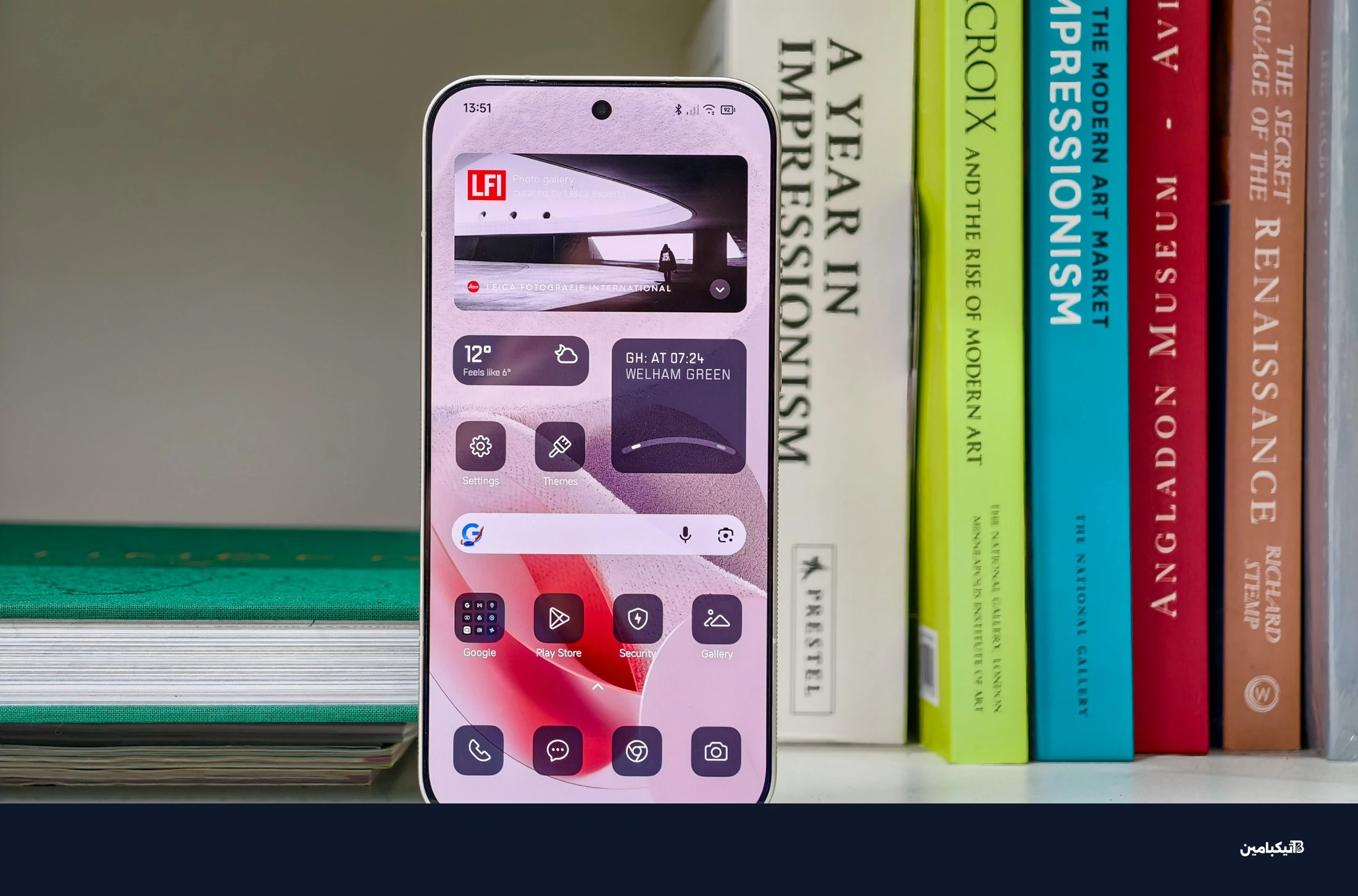 هاتف شاومي Leica Leitzphone على رف كتب