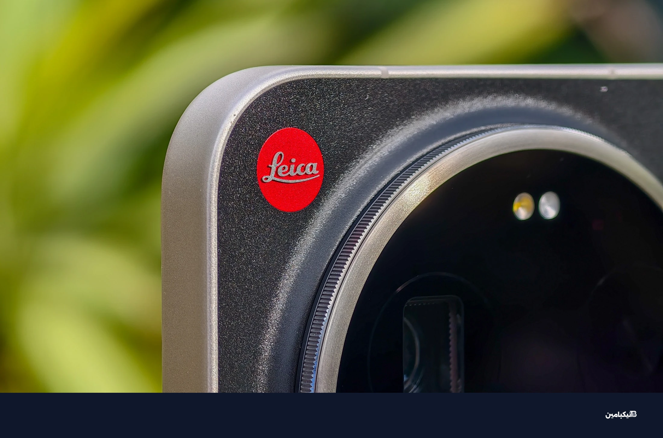 هاتف شاومي Leica Leitzphone على طاولة
