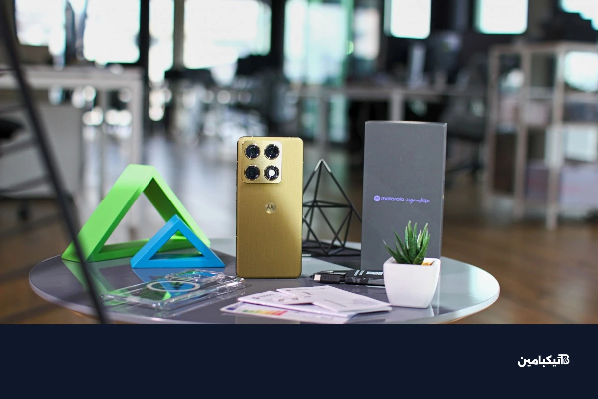 صندوق ومحتويات هاتف موتورولا Signature