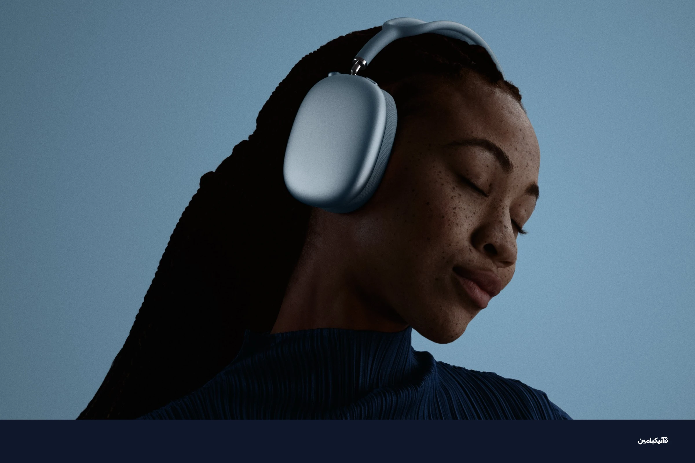 صورة لسماعات AirPods Max 2 في الاستخدام اليومي