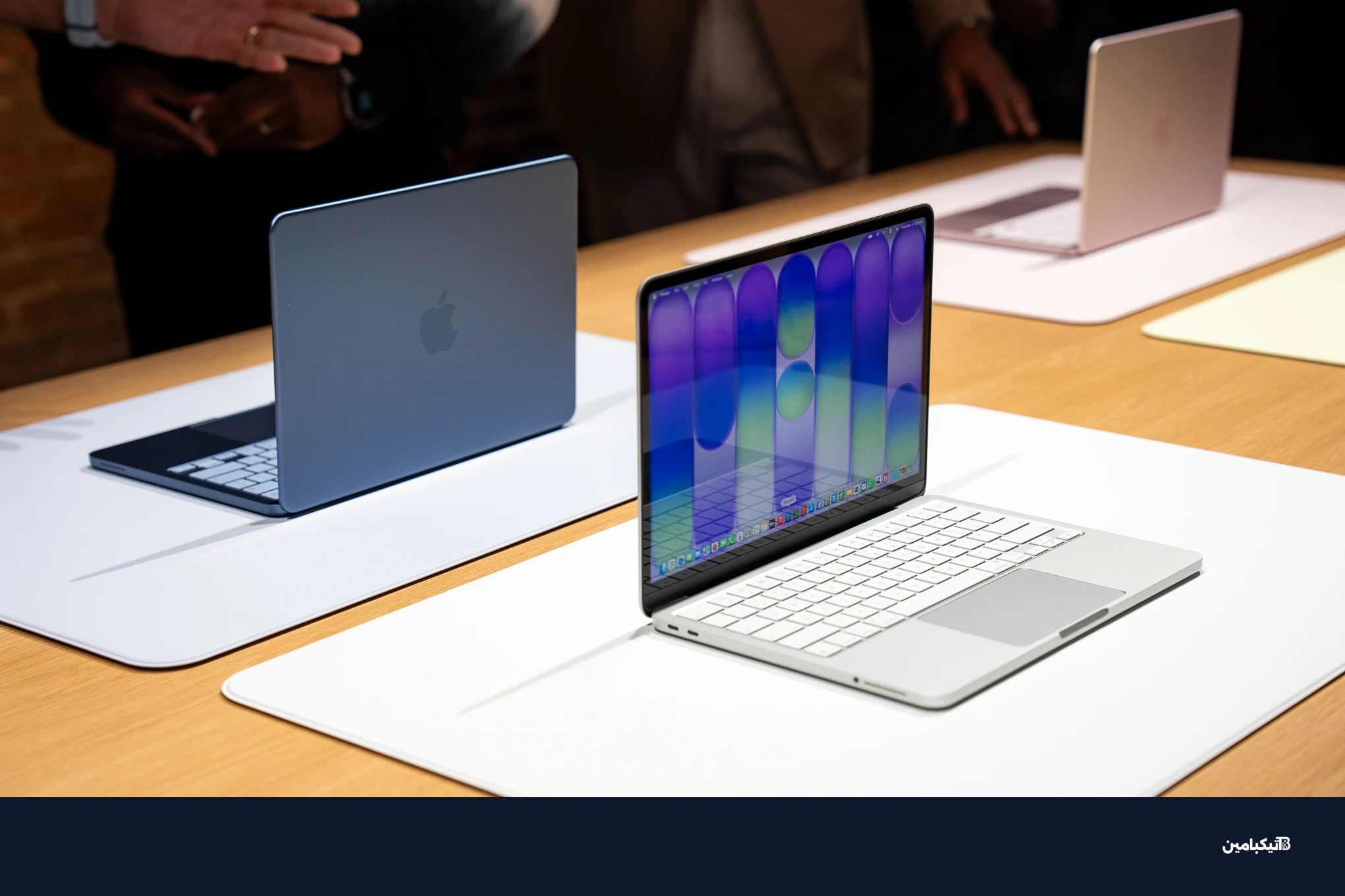 لقطة مقربة تُظهر تفاصيل الهيكل الملون.