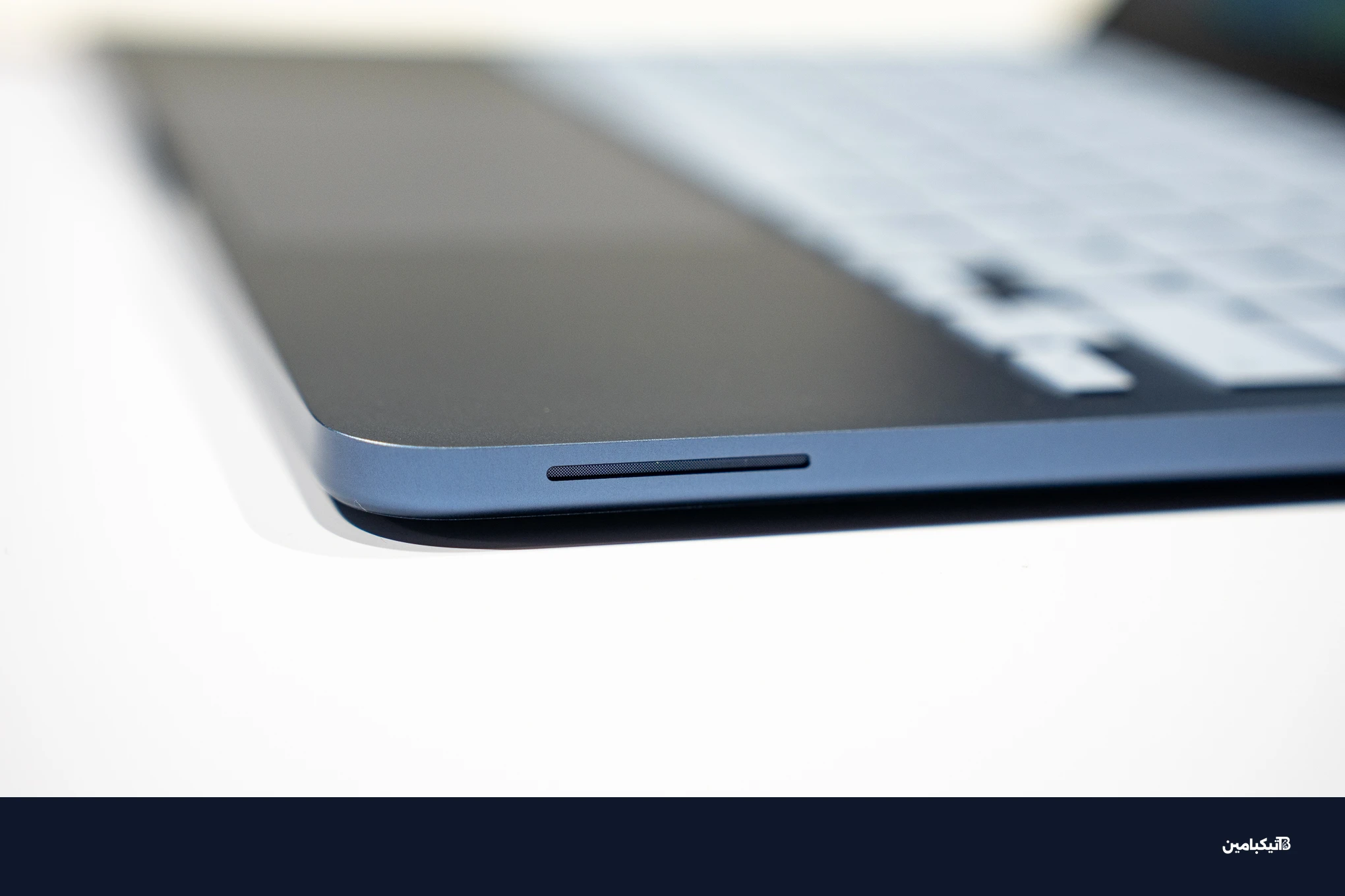 سماعتان جانبيتان موجهتان للخارج.