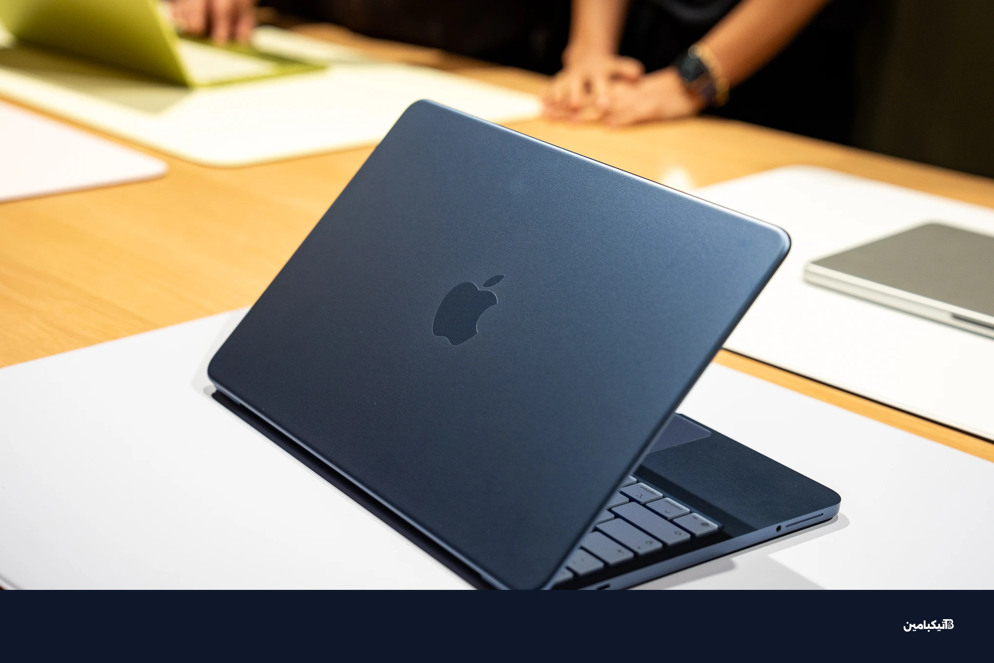 لون الإنديغو يبدو أنيقاً بفضل لوحة المفاتيح المتناسقة.