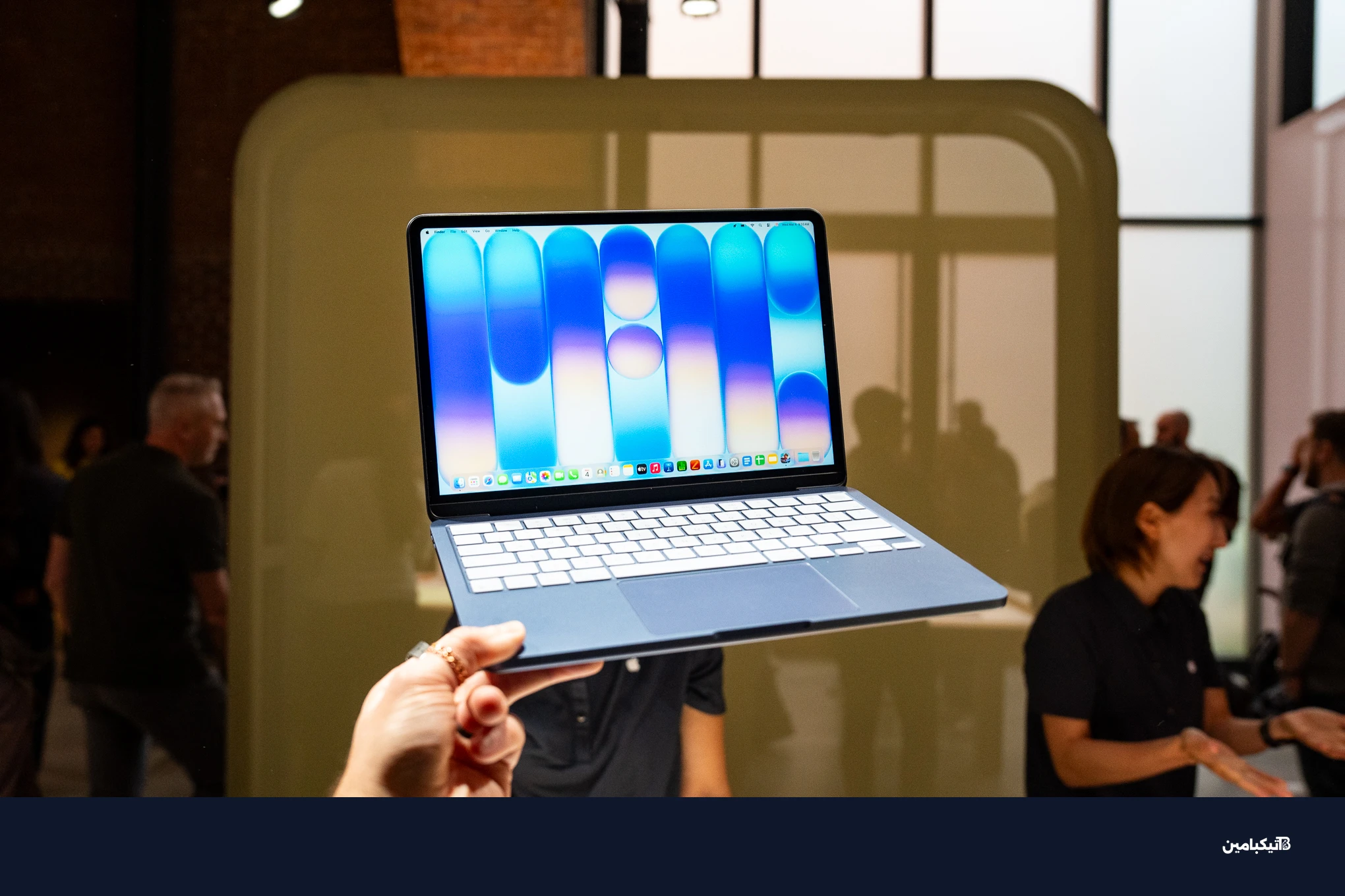 وزن الجهاز قريب من ماك بوك إير ويمكن رفعه بثلاثة أصابع.