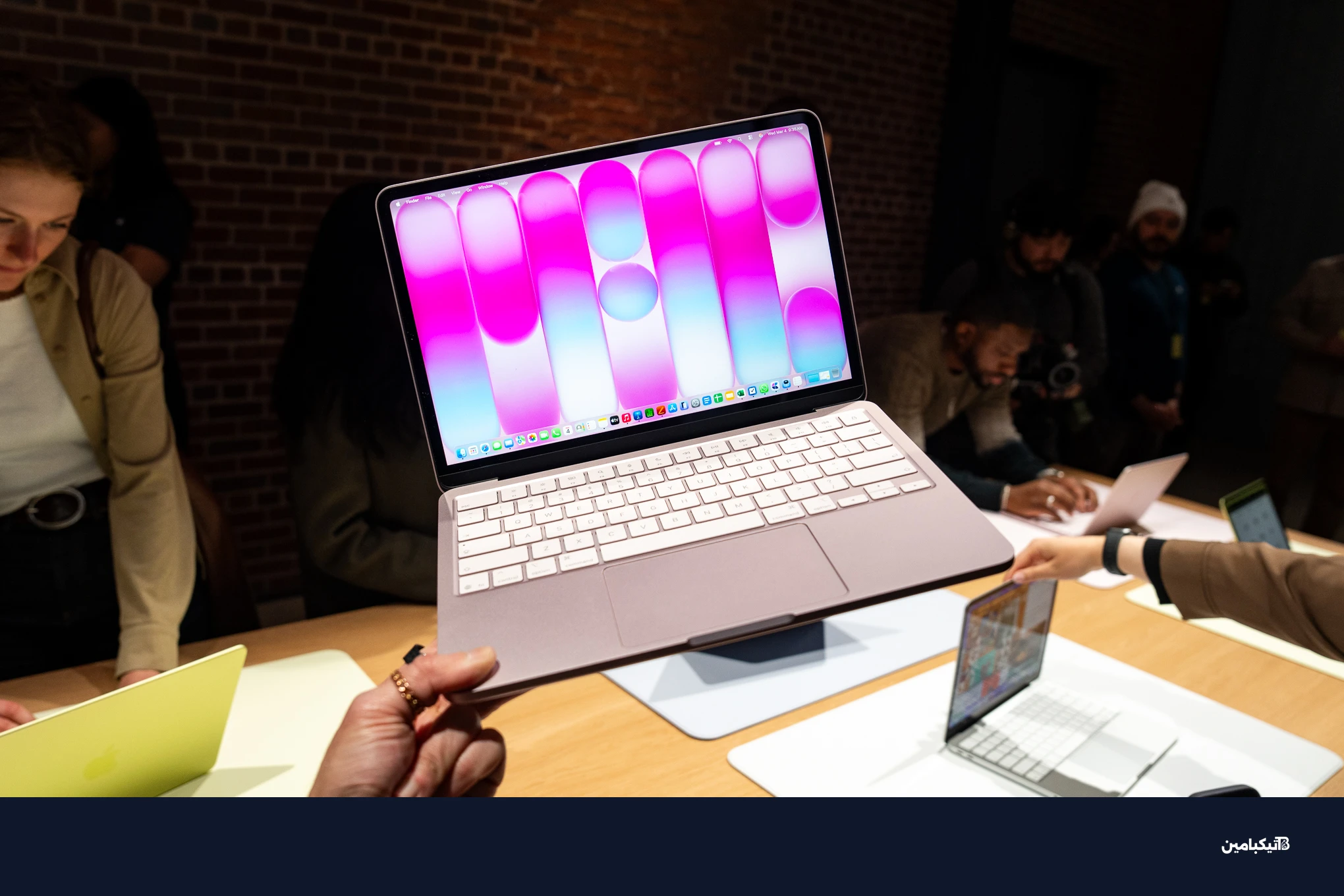 لون البلاش يبدو وردياً مائلاً للبنفسجي في بعض الإضاءة.