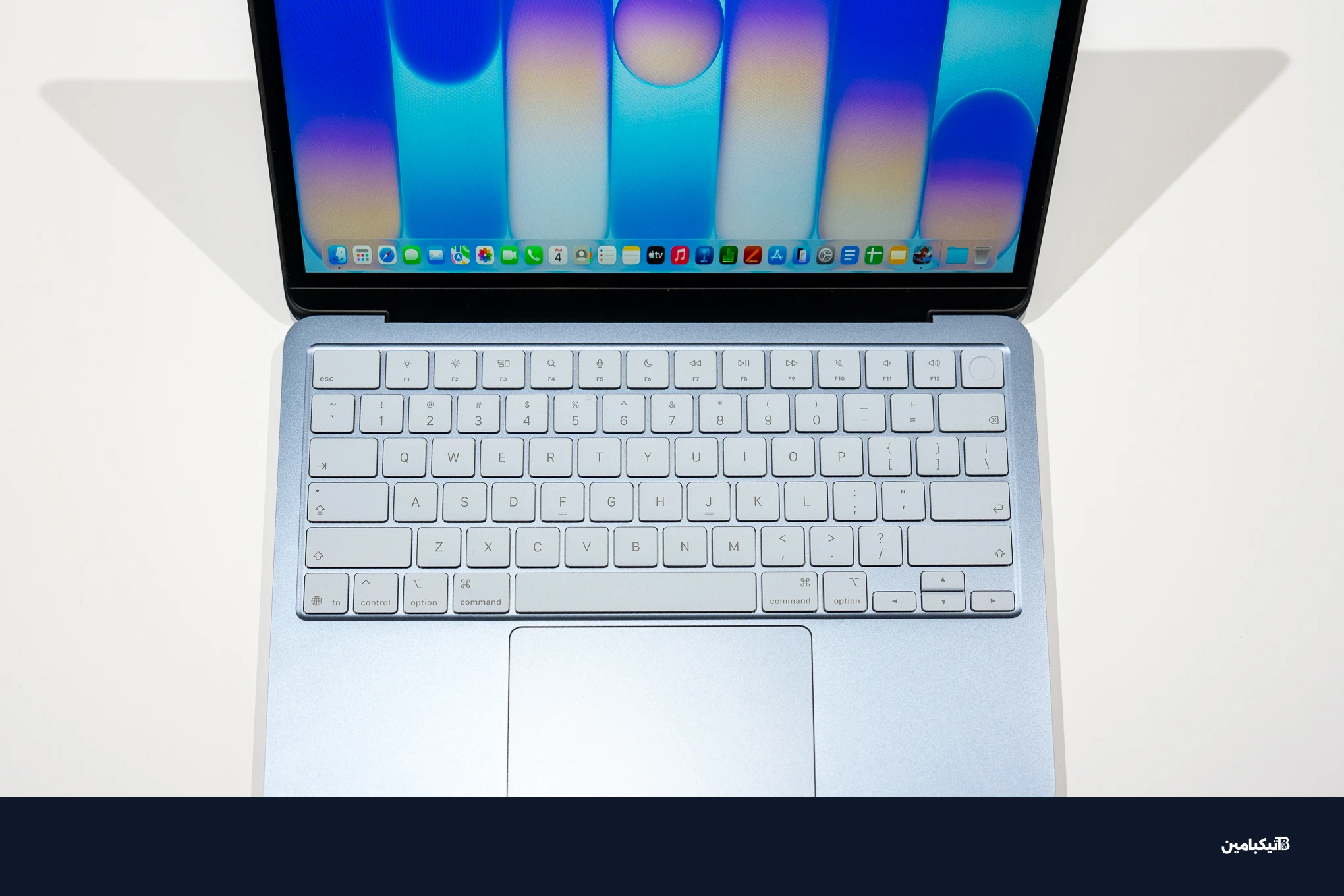 لون الإنديغو يقدم أفضل تطابق للوحة المفاتيح مع الإحساس المختلف قليلاً للطلاء.