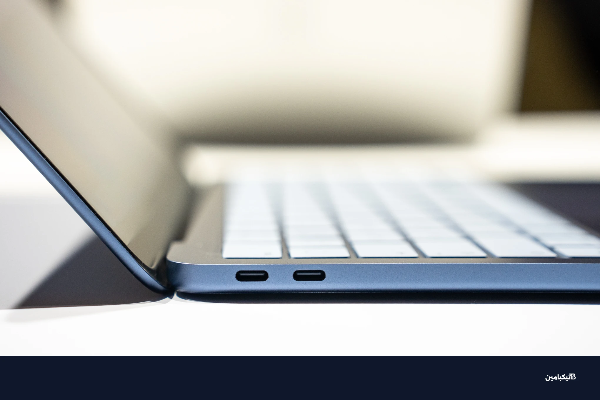 منفذا USB-C على اليسار، والأقرب للمفصل هو USB3 الأسرع.