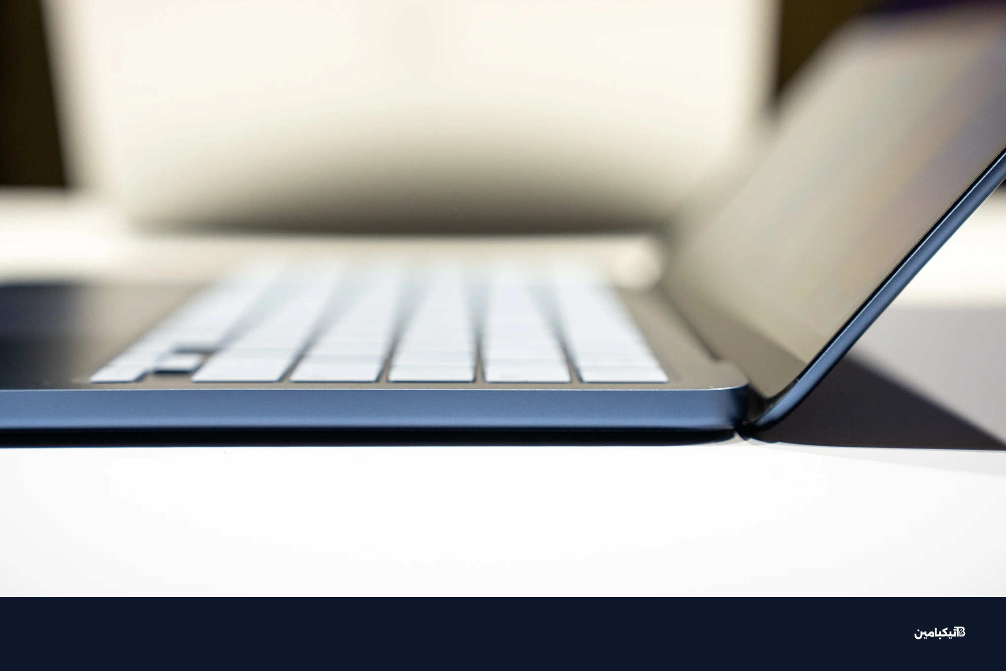 لا توجد منافذ على الجانب الأيمن ولا يوجد MagSafe.