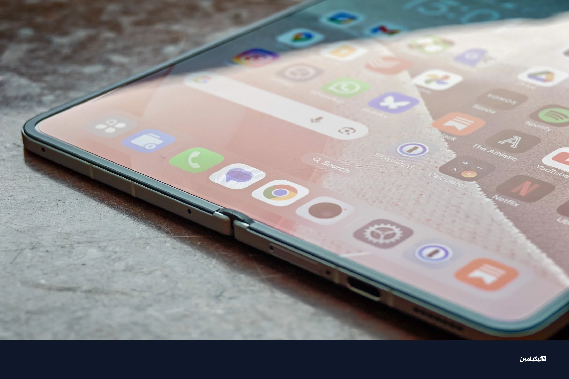 صورة لهاتف أوبو Find N6 المفتوح تظهر المفصل السفلي