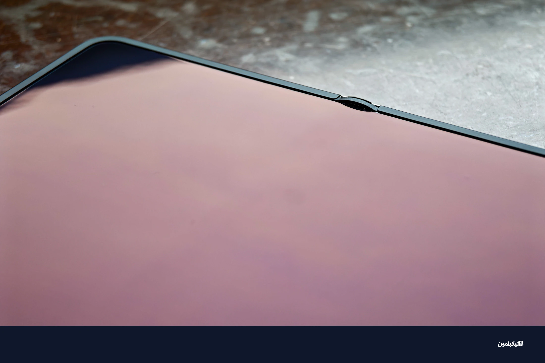 صورة لهاتف أوبو Find N6 المفتوح تظهر المفصل العلوي والشاشة مطفأة