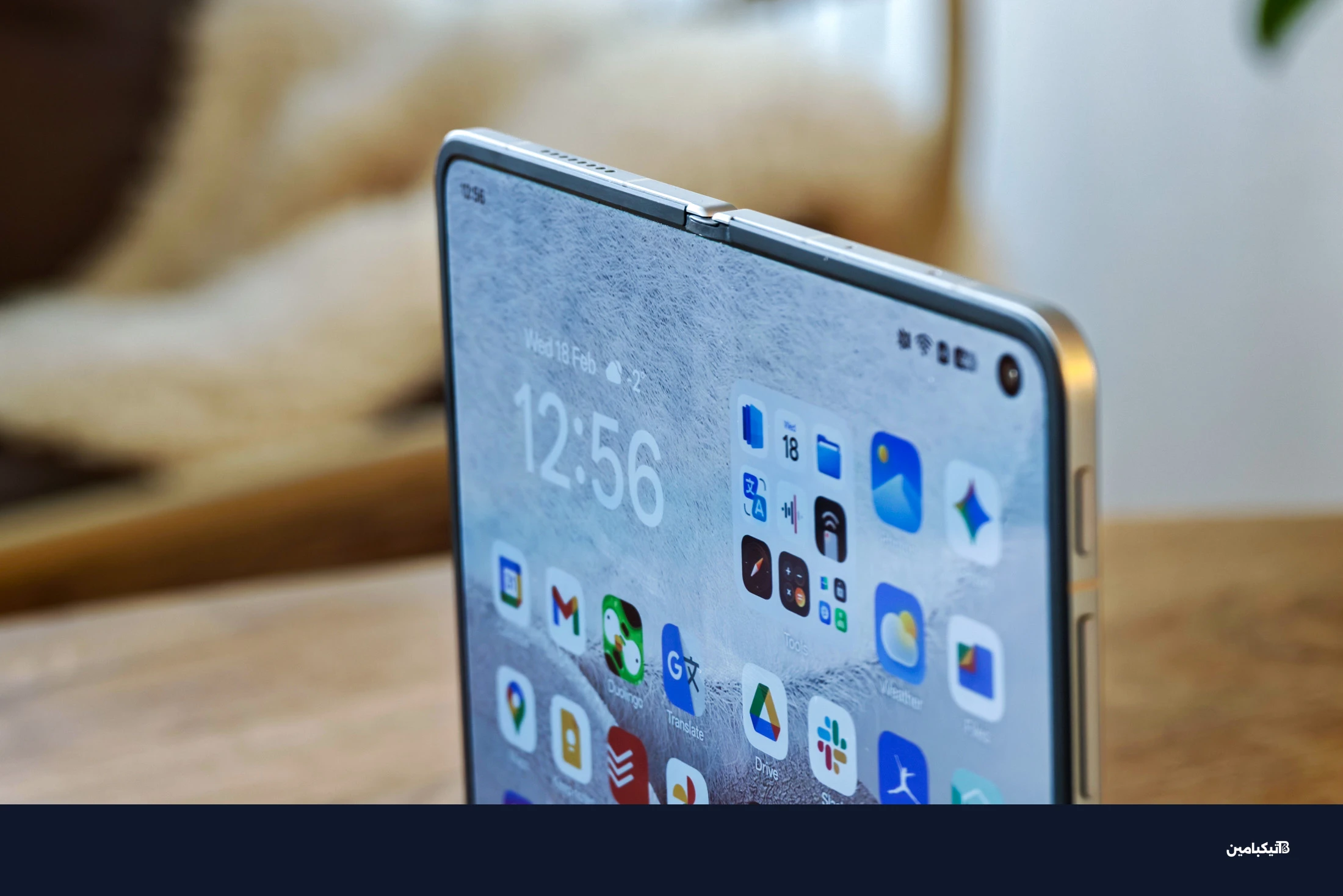 صورة لهاتف أوبو Find N6 المفتوح من زاوية مع تجعد خفيف جداً