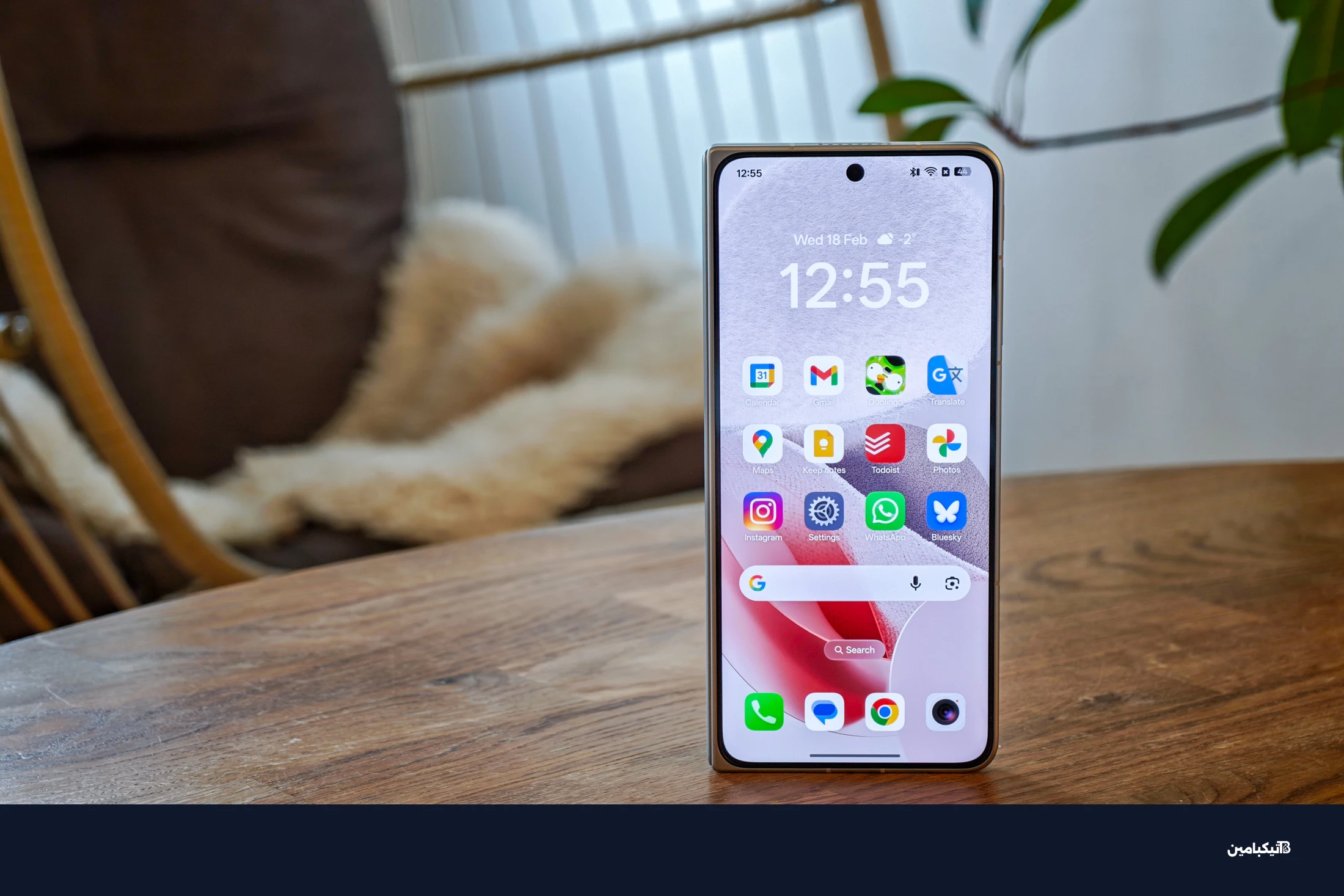 صورة لهاتف أوبو Find N6 المغلق من الأمام على طاولة خشبية