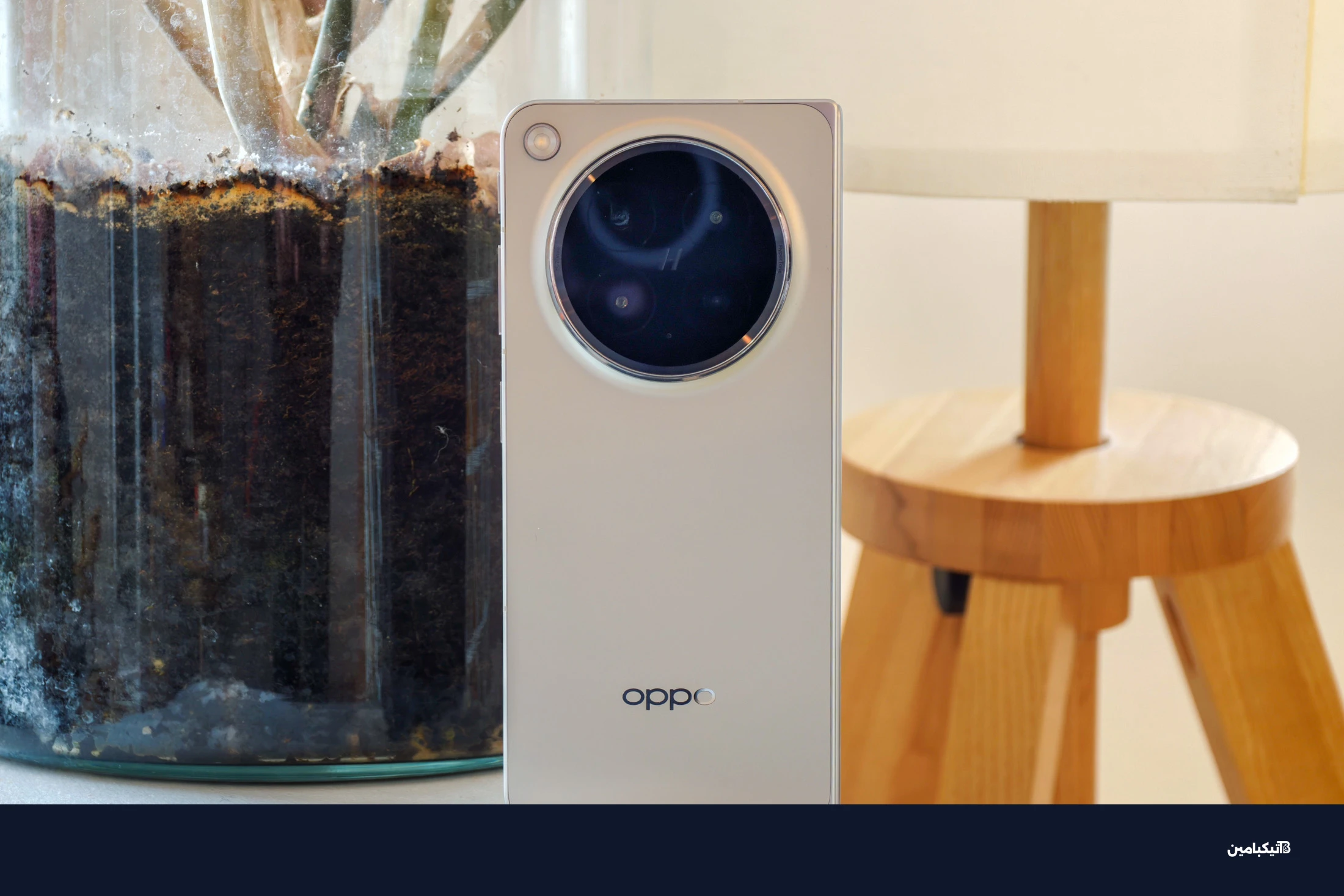 صورة لهاتف أوبو Find N6 المغلق بجانب حوض زجاجي