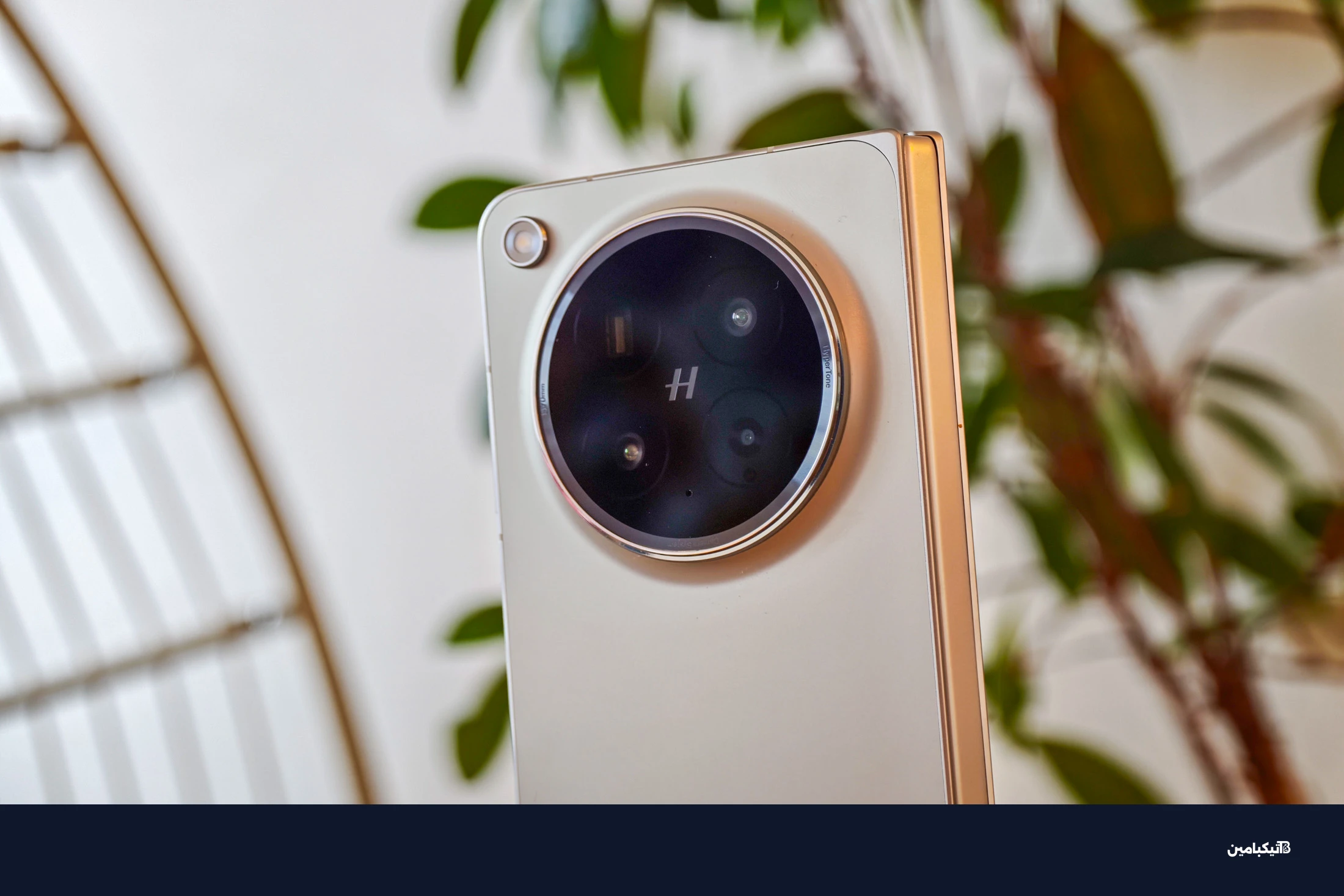 صورة لهاتف أوبو Find N6 المغلق تظهر الكاميرا الخلفية