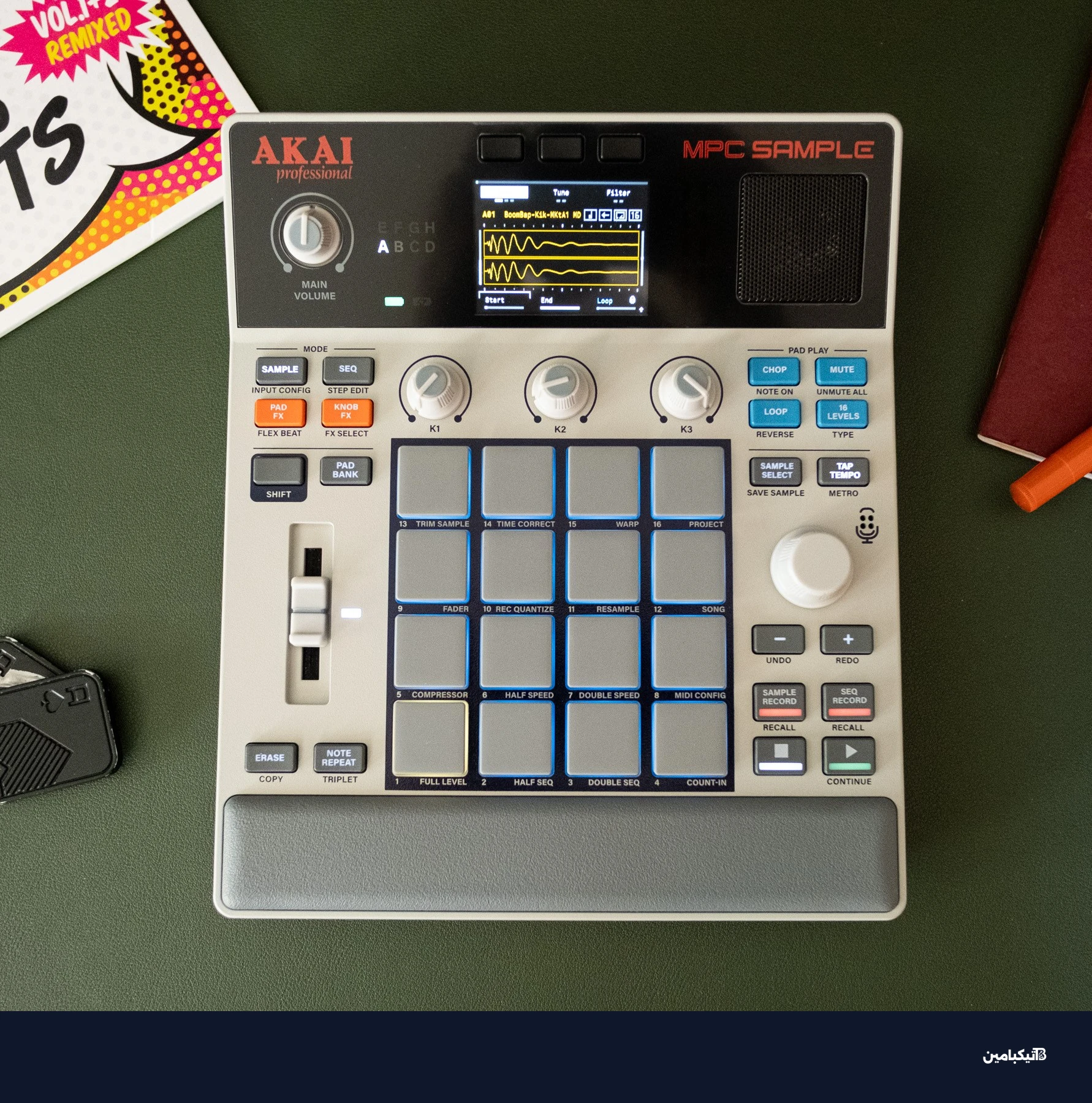 جهاز MPC Sample على مكتب مع ملحقات أخرى