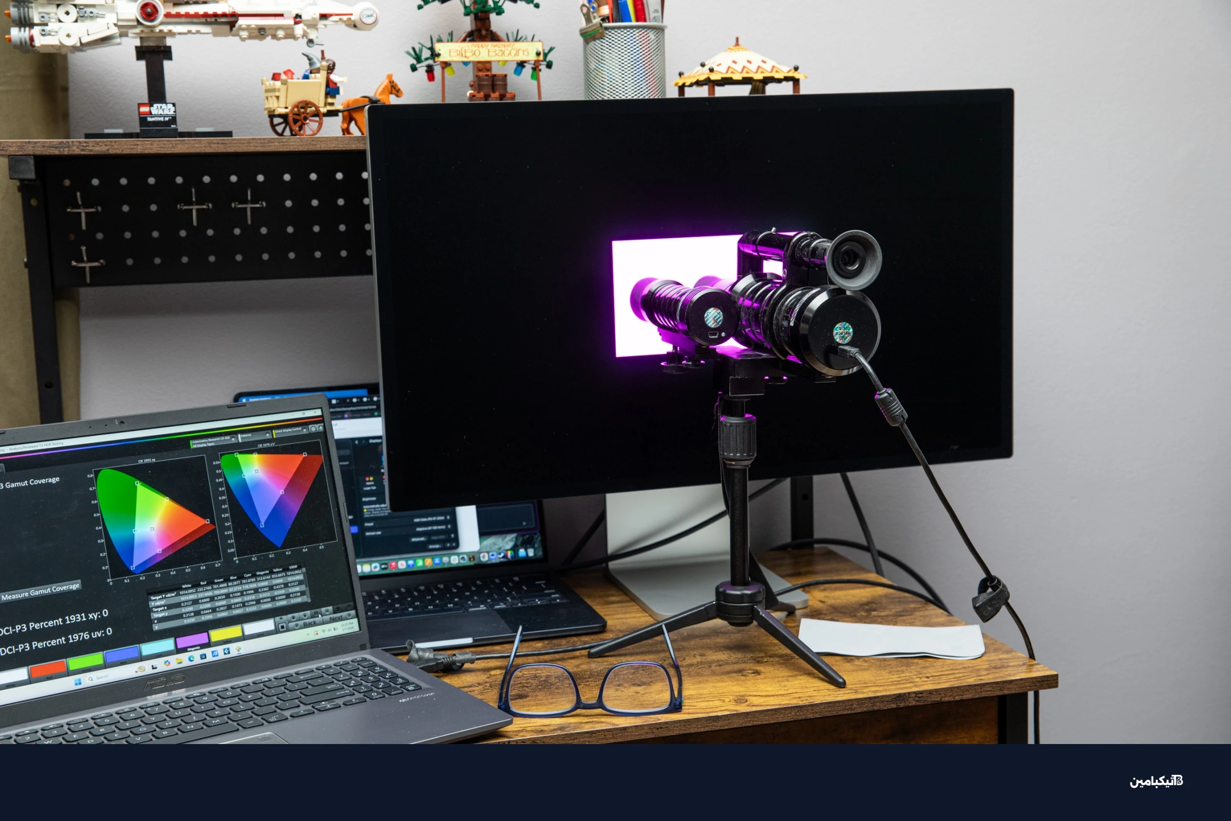 مقياس الطيف Colorimetry Research CR-300 يقيس نمط اختبار على شاشة آبل Studio Display XDR.