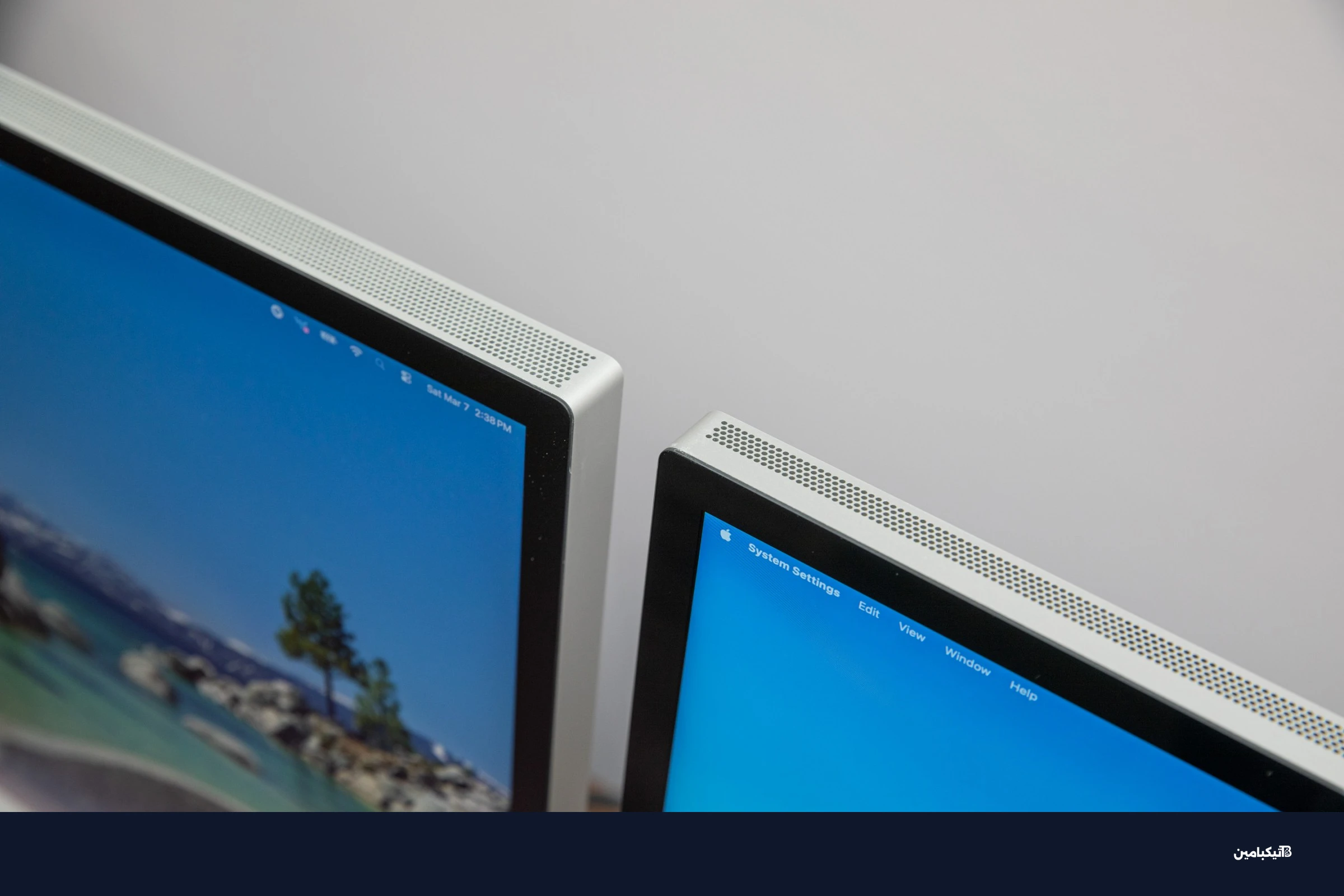 نظرة من الأعلى على شاشة آبل Studio Display XDR وشاشة Studio Display.