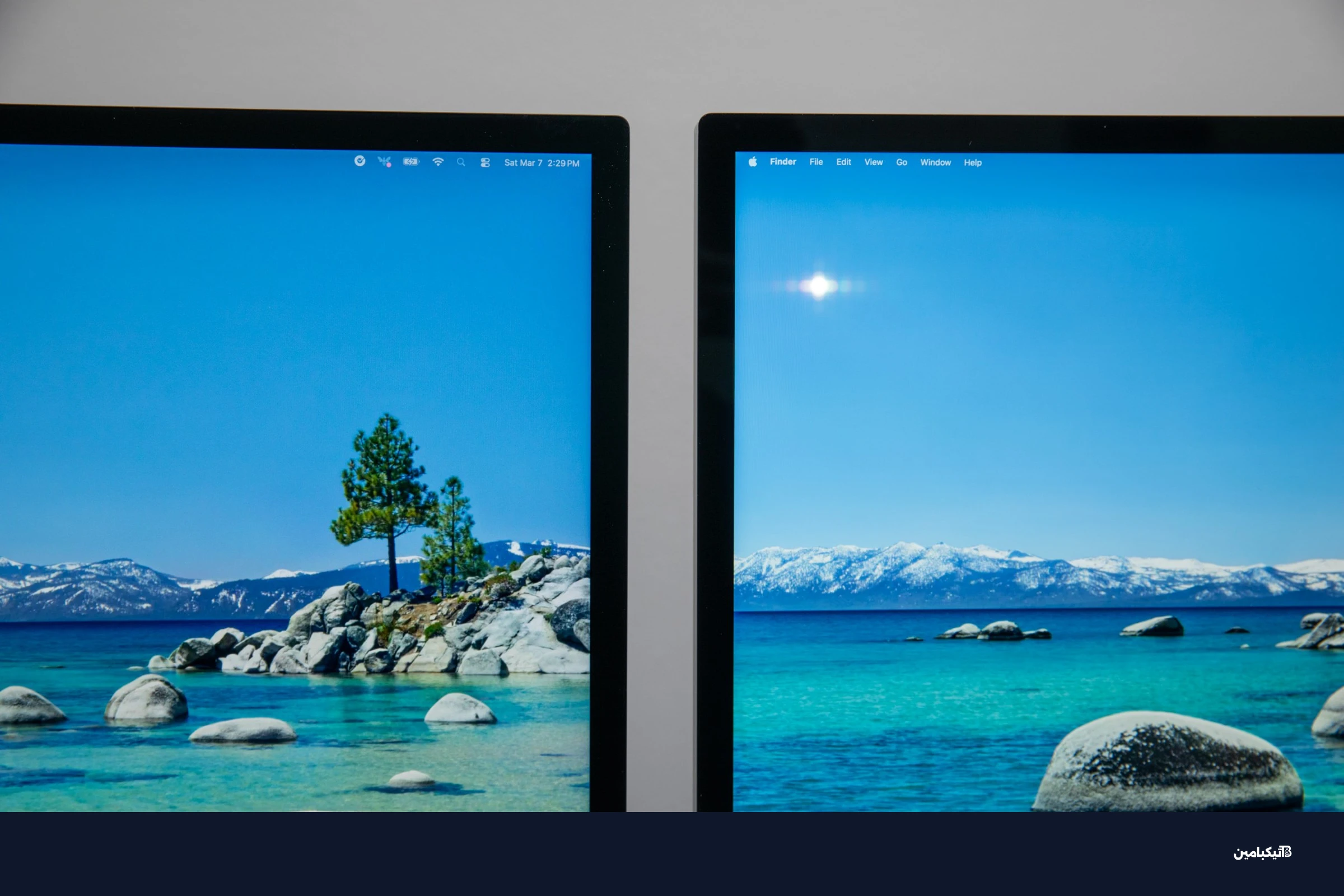 لقطة مقربة لشاشتي آبل Studio Display XDR و Studio Display مع انعكاس في شاشة Studio Display.