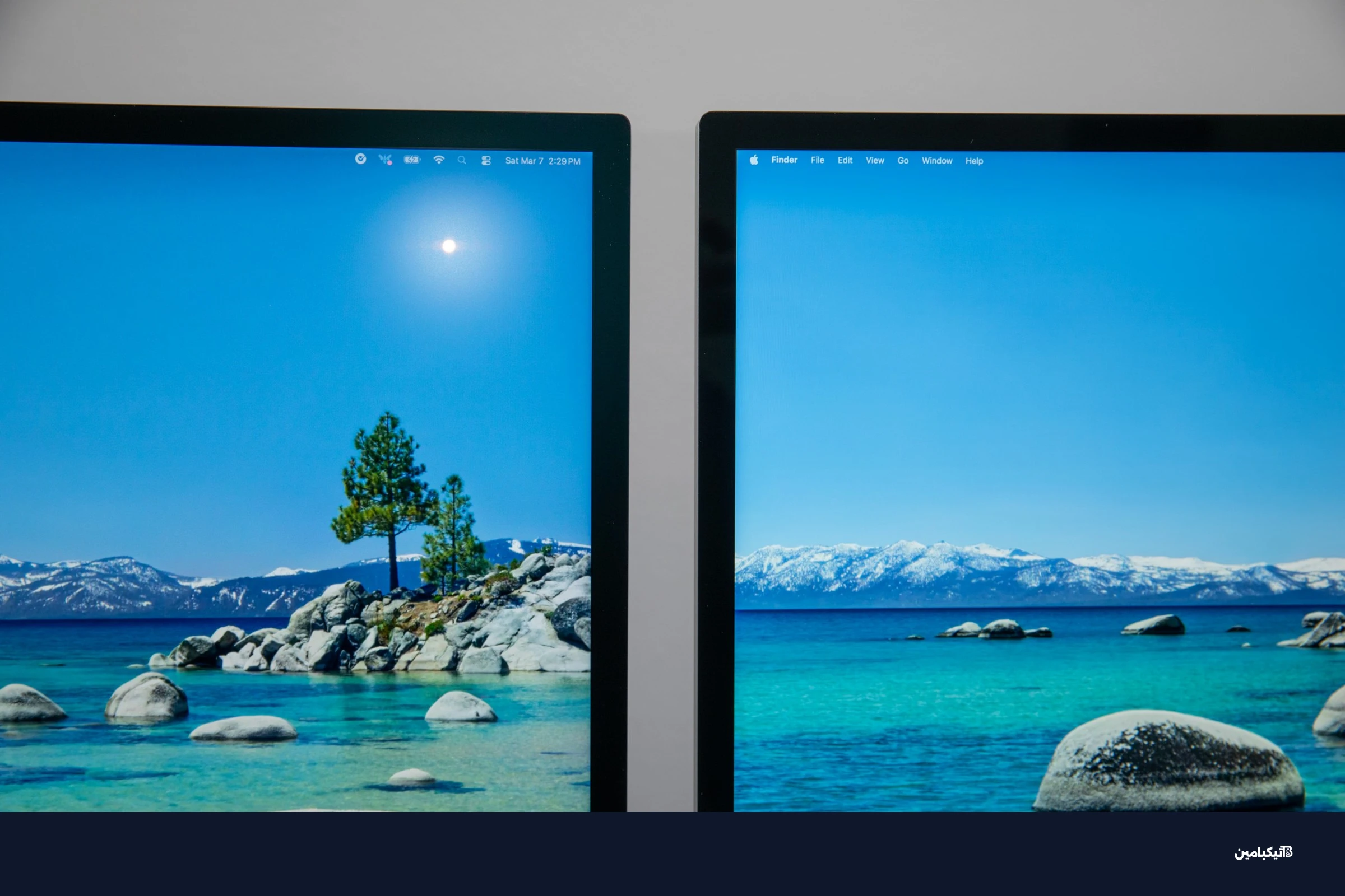 لقطة مقربة لشاشتي آبل Studio Display XDR و Studio Display مع انعكاس في شاشة Studio Display XDR.