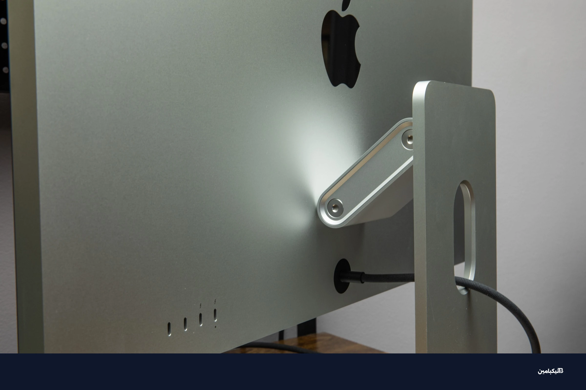 لقطة مقربة للحامل القابل للتعديل لشاشة آبل Studio Display XDR في أدنى مستوى له.