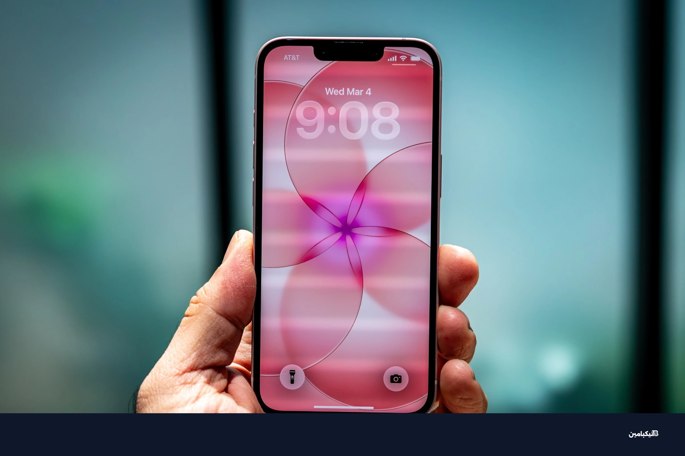 هاتف آيفون 17e من الخلف